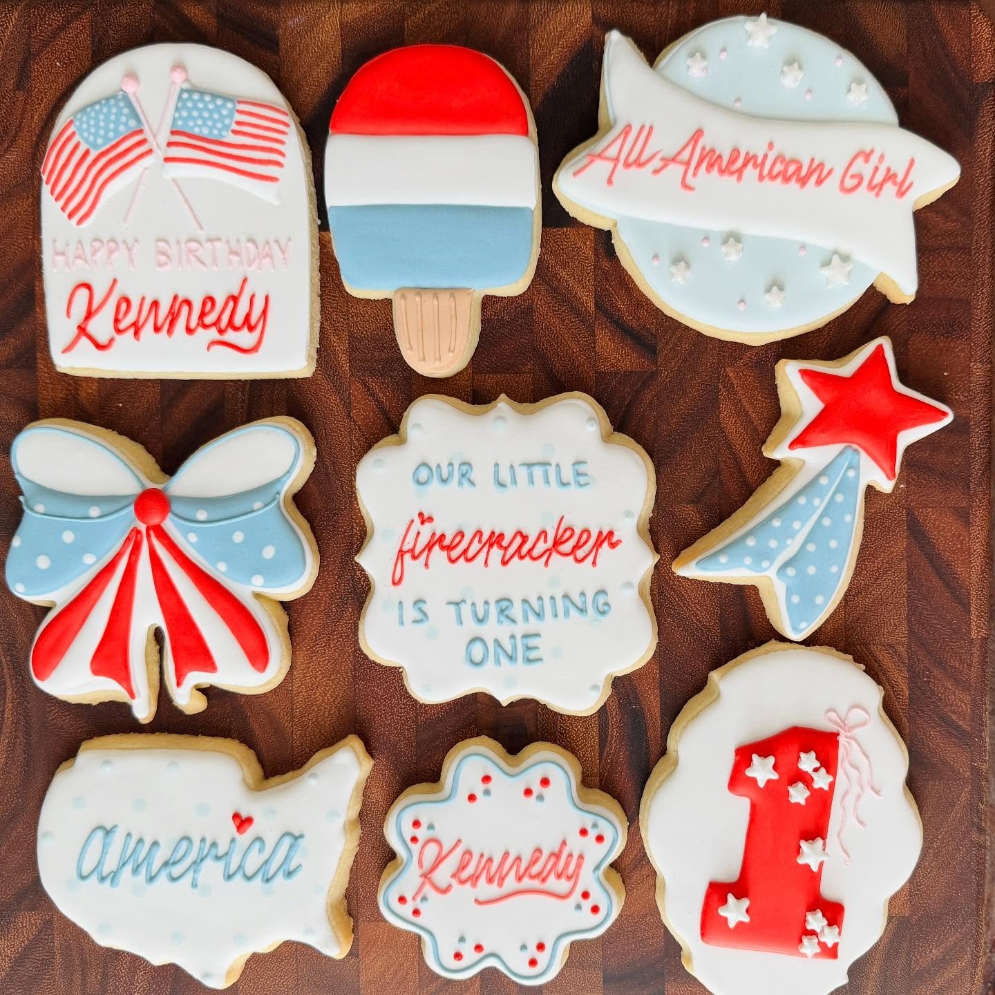 Happy birthday to a lil’ firecracker! 🧨 🇺🇸
Custom decorated sugar cookies and matching cupcakes for a sweet party!
saltedsweetsbykeely.com
#saltedsweetsbykeely
#ForTheLoveOfCookies
#fortheloveofcupcakes