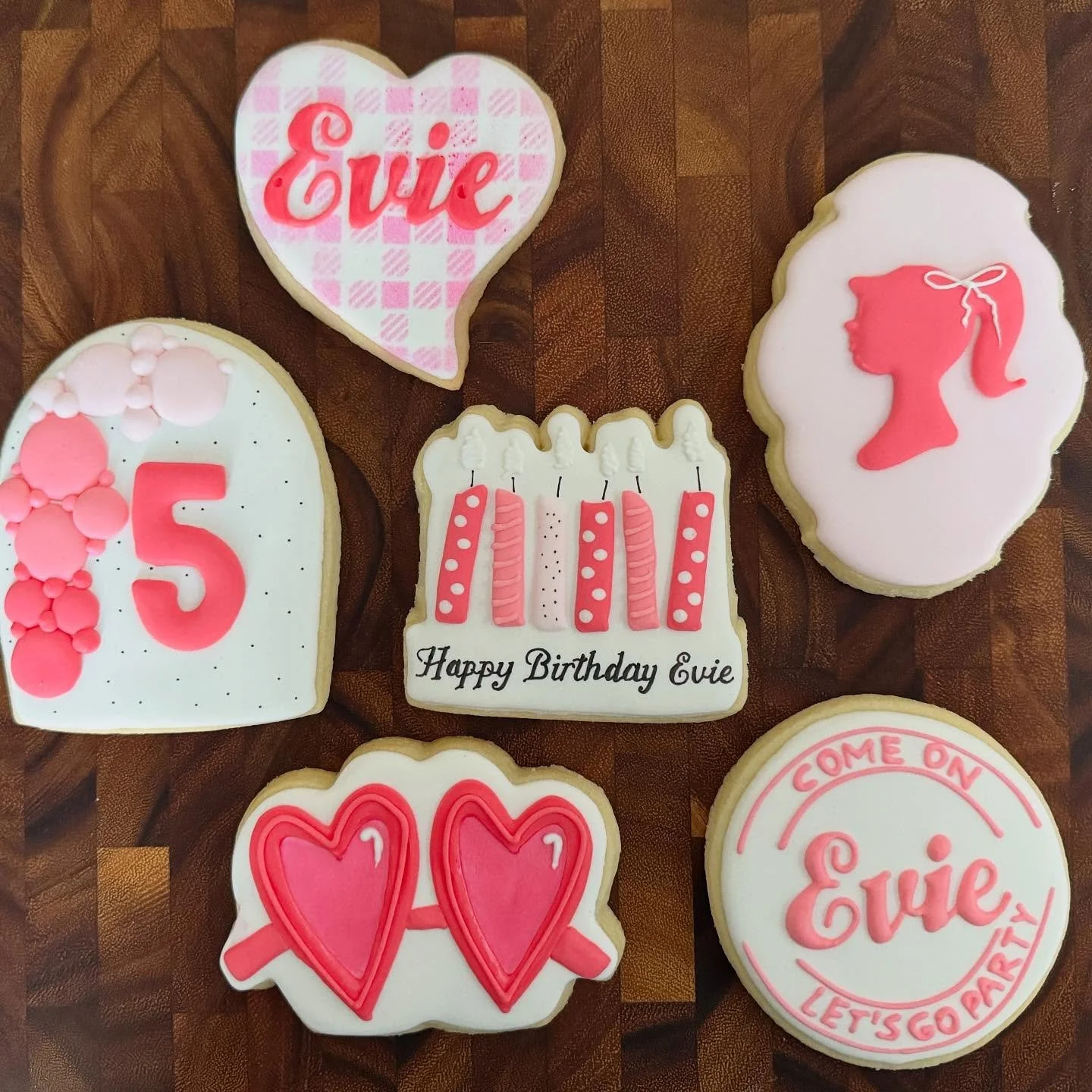 Come on Barbie, let’s go party 💞
Love these fun pink cookies to celebrate two very special birthday girls!!!
#saltedsweetsbykeely
#ForTheLoveOfCookies
#fortheloveofbirthdays