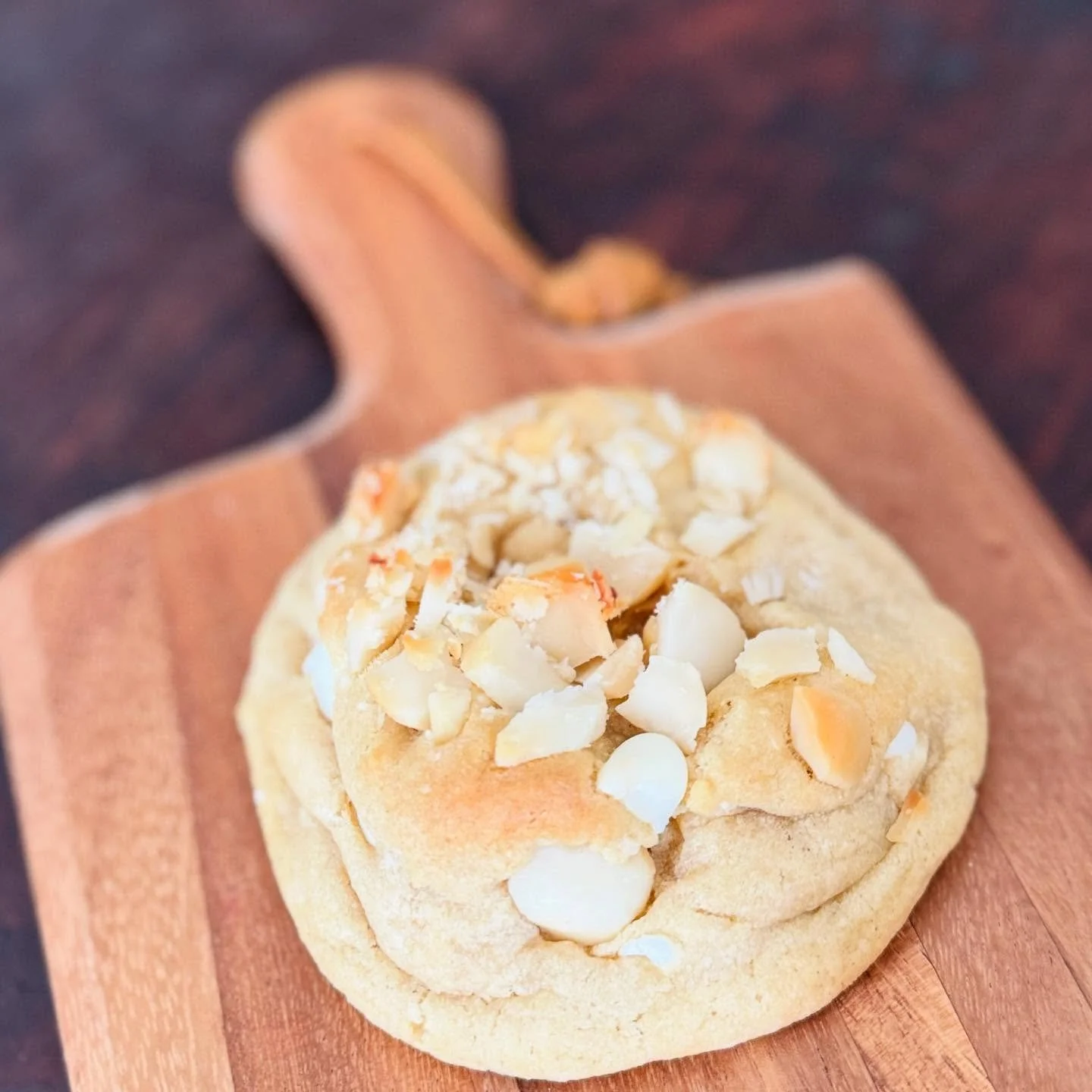 Just a regular ol’ white chocolate macadamia cookie that is anything but boring! Full of nuts and chips, it is hefty and delicious 😋
#saltedsweetsbykeely
#ForTheLoveOfCookies
#quarterpoundcookie