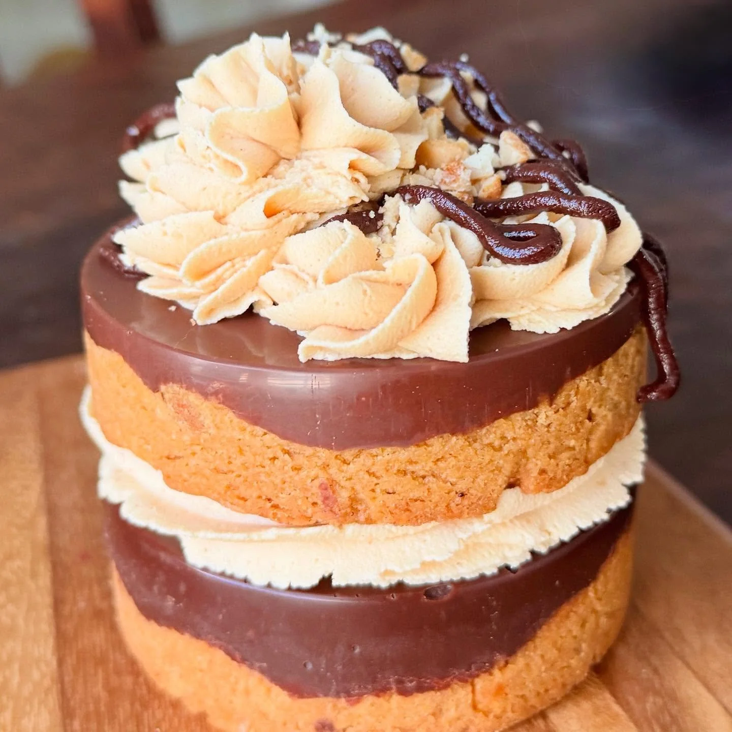 Is it a cake?
Is it a cookie?
Is it a cookie cake?
Yes.
Yes, it is…and it is deliciously fun!
This particular beauty is peanut butter cookie with chocolate ganache and peanut butter buttercream 🤩
What flavor combo should I do next???
Orde
