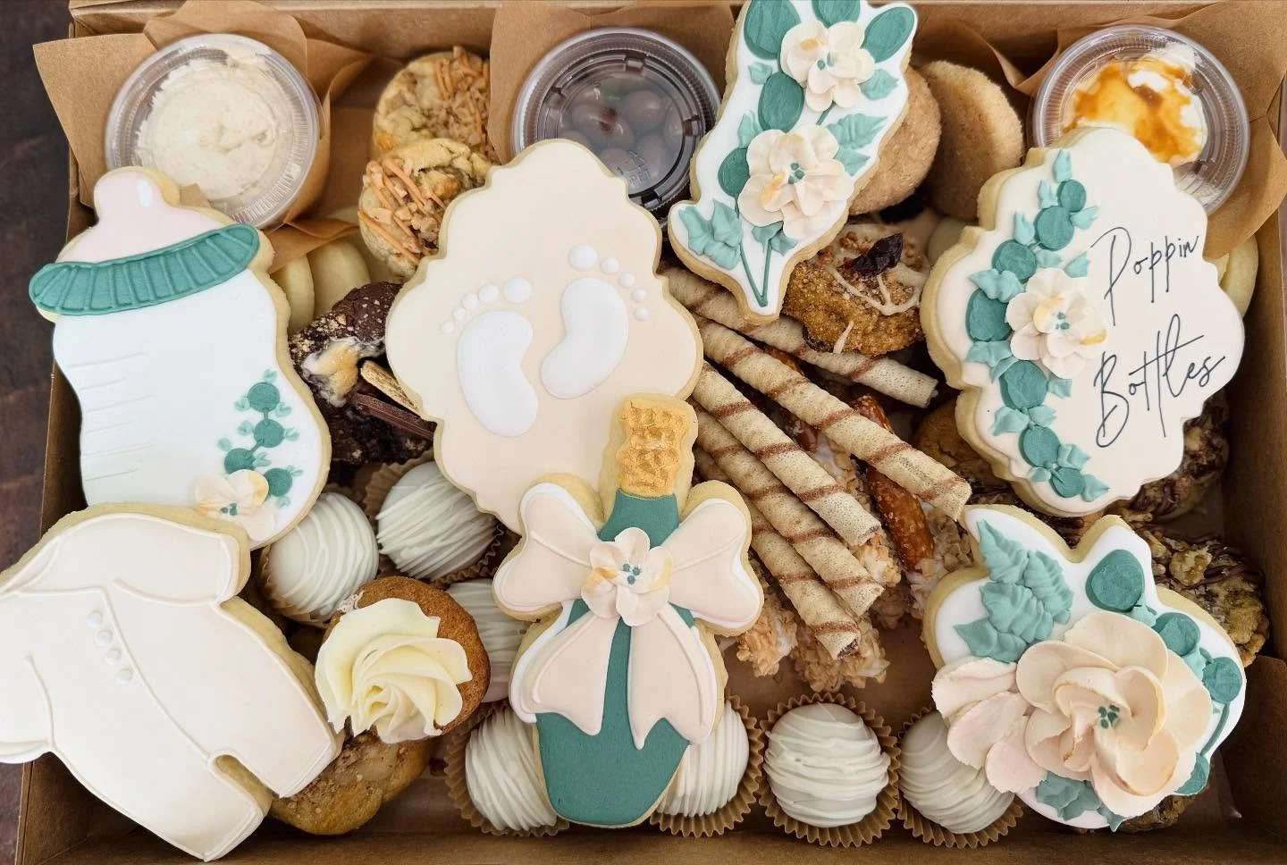 Custom charcookie box to celebrate an upcoming arrival! Happy shower day!
#saltedsweetsbykeely
#charcookie
#ForTheLoveOfCookies
#ForTheLoveOfBabies