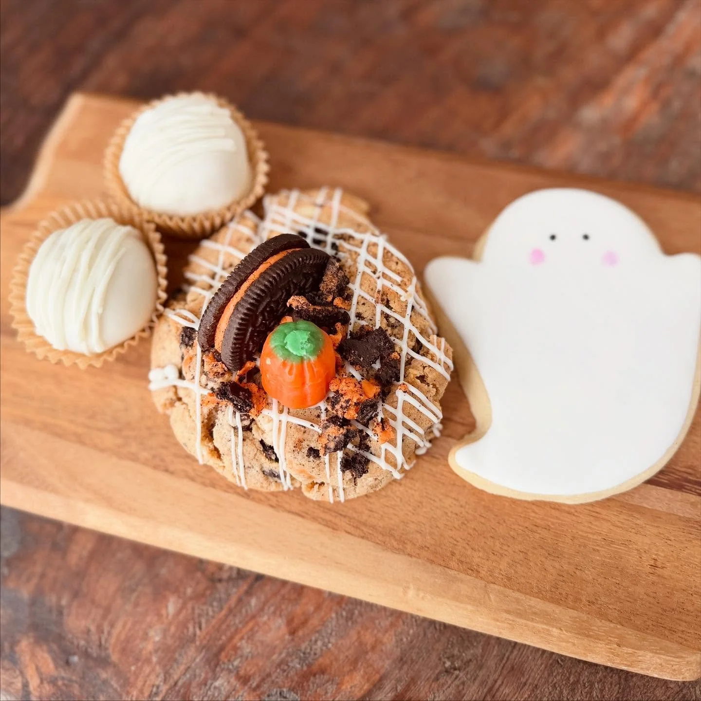 Gift boxes are back!
One decadent flavored cookie
One adorable decorated sugar cookie 
Two delicious truffles
One box $12
Pictured: Halloween cookies and cream cookie, butterscotch toffee cookie (my newest creation), and white chocolate snickerdood
