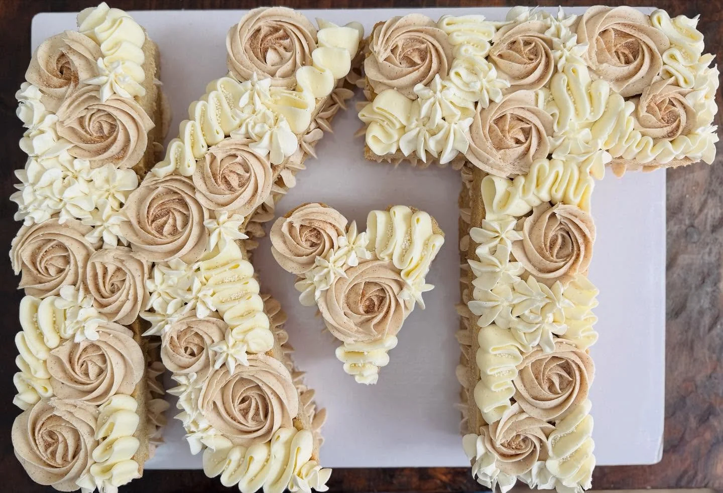 Ahhhh, love and cookie cake and buttercream 💕
This magical creation is a whole lotta snickerdoodle for a super sweet couple! All the best, Kate and Tyler! 
#saltedsweetsbykeely
#ForTheLoveOfCookies
#fortheloveofcake
#fortheloveoflove
#whencookiesa