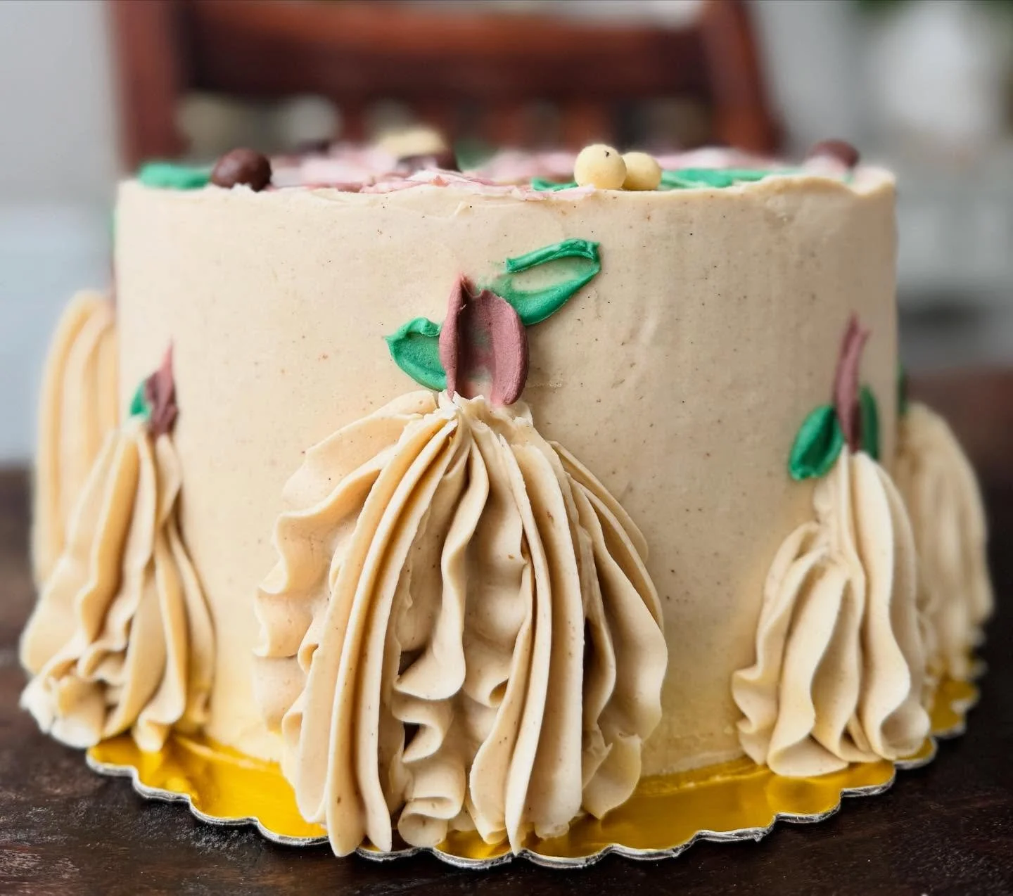 May I present the new and improved PSL (pumpkin spice latte for you weirdos that don&rsquo;t know)&hellip;

Three layers of tender pumpkin spice cake filled with homemade pumpkin butter and topped with fluffy blonde espresso buttercream to balance a 