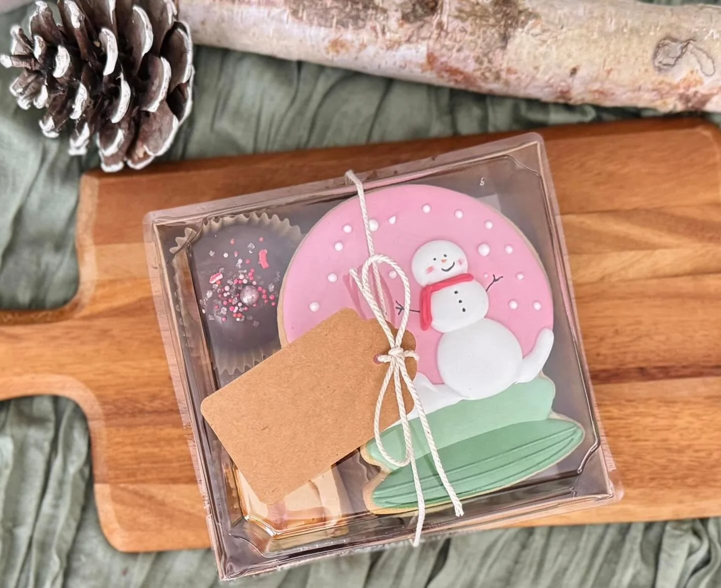🎶 On the 2nd day of Christmas, my true love gave to me&hellip;

A cookie gift box, so yummy and pretty!

Each box includes:
❤️one quarterpound decadently delicious cookie
🤍one hand-decorated festive sugar cookie
💚two chocolate dipped snickerdoodle