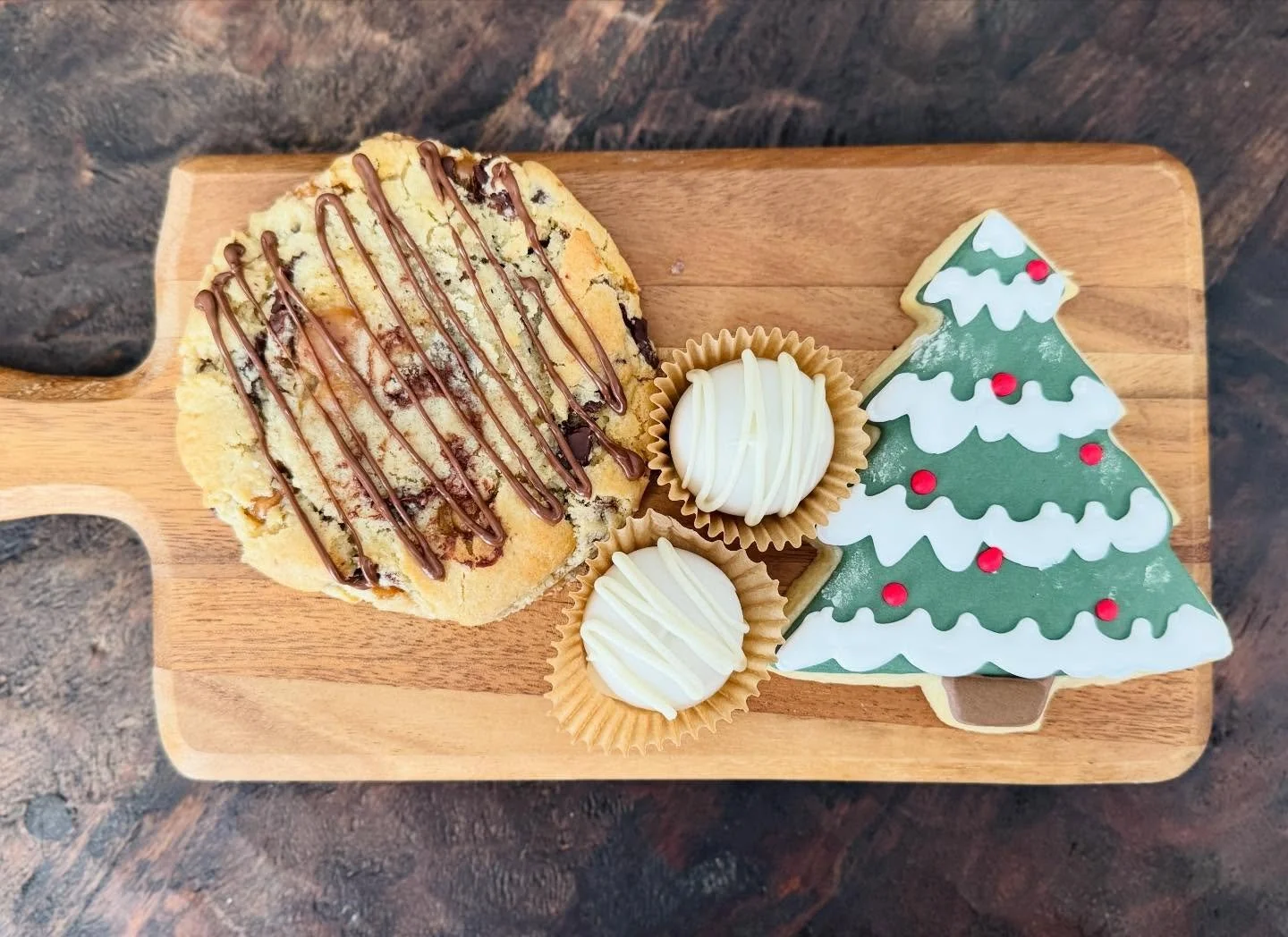 LAST CALL for gift boxes! 

Each box includes:
🎄one decorated sugar cookie (design may vary unless specified)
🎅🏼one quarterpound salted caramel chocolate chip cookie
🌟two white chocolate snickerdoodle truffles 

$12

Pick-up days for these will b