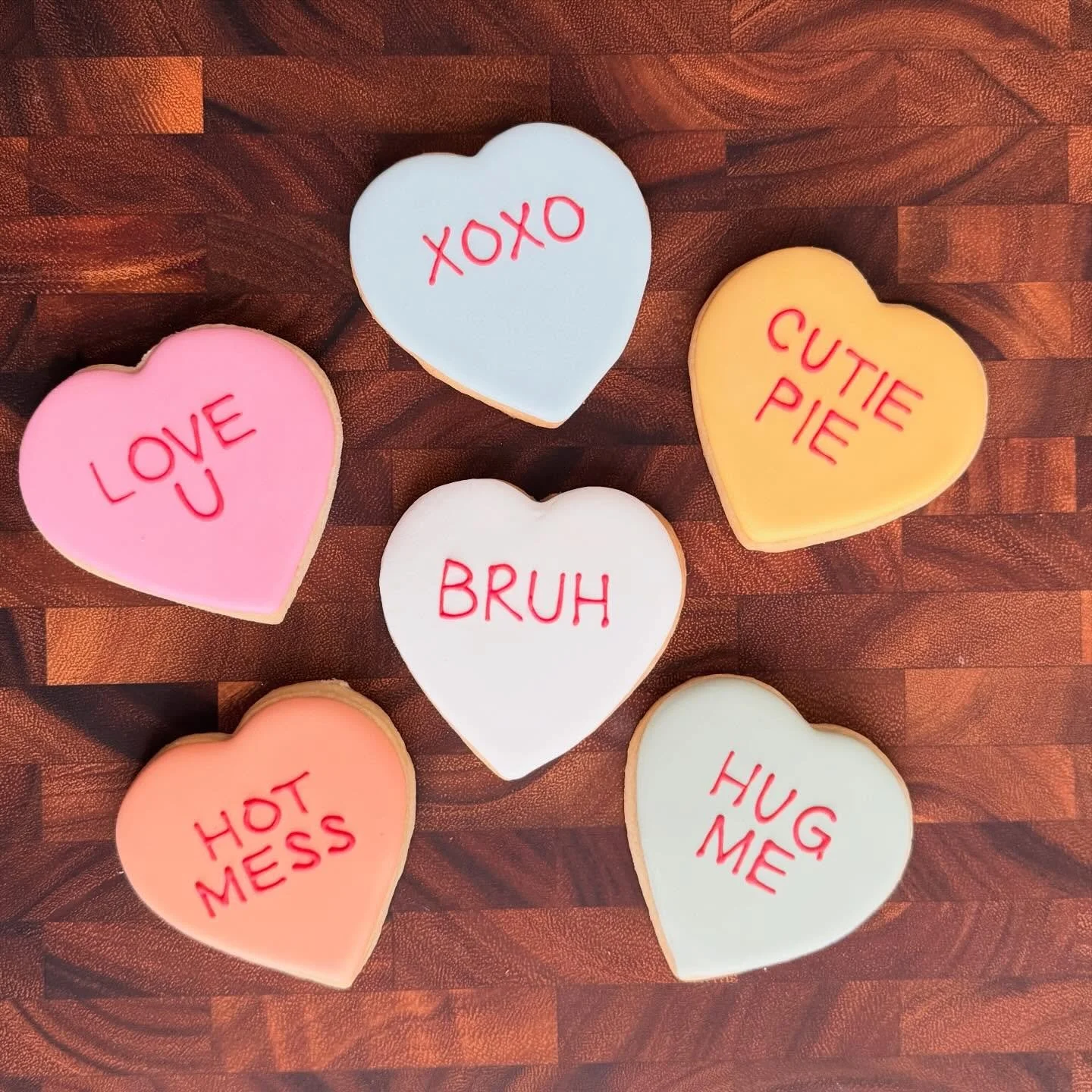 Conversation heart cookies&hellip;can totally be personalized and packed in a cute little gift box! 

Box of six $20

Message me to schedule your order!

#saltedsweetsbykeely
#woodstockgabaker
#localcookier
#fortheloveoflove
#ForTheLoveOfCookies