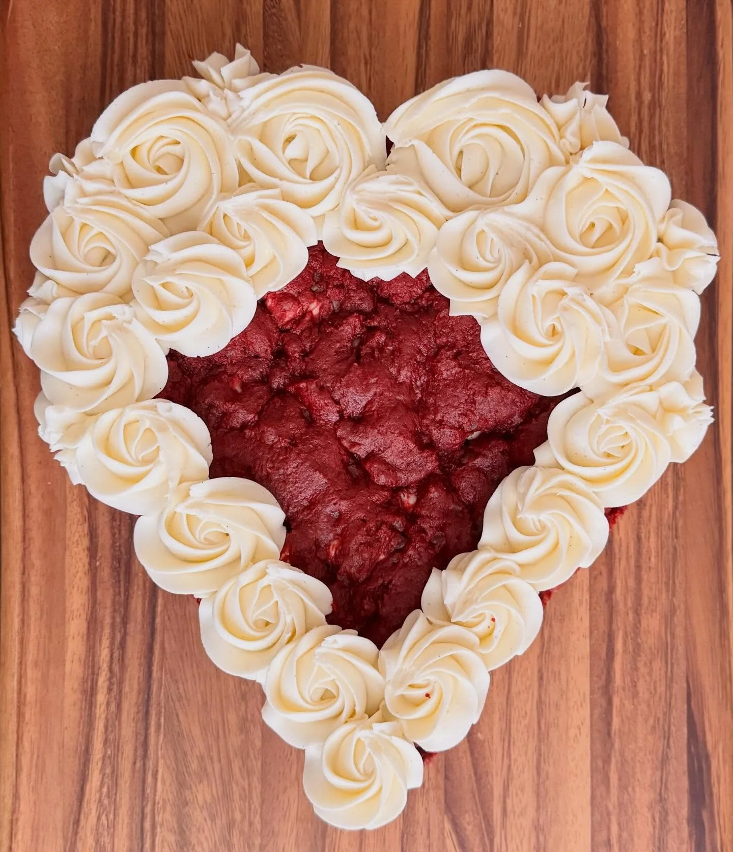 Ummmm, is it a cookie or a cake??

It&rsquo;s both&hellip;and it&rsquo;s red velvet 😋

A red velvet cookie cake with chocolate chips, white chocolate chips, and vanilla bean buttercream! $35

#saltedsweetsbykeely
#woodstockgabaker
#localcookier
#for