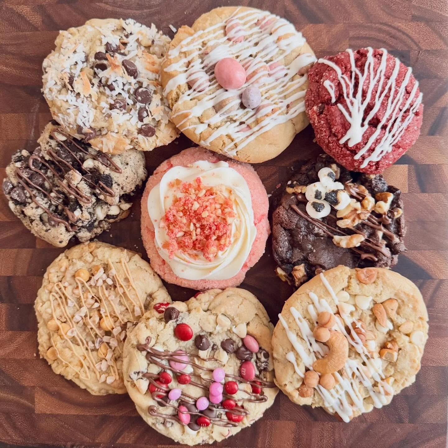 February cookies💕
Clockwise from red velvet&hellip;

❤️Red velvet cake with white chocolate 
🩷Rocky road~ chocolate with marshmallow and walnuts 
❤️Steph~ white chocolate caramel cashew
🩷Sara~ salted chocolate chip with M&amp;Ms
❤️Scott~ buttersco