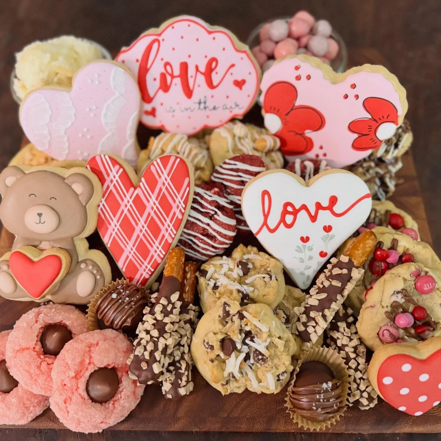 Have a special event planned?? You need this!

2026&rsquo;s Valentine&rsquo;s Day Charcookie Box:

🩷18 small cookies (6 flavors, three each)
❤️6 decorated sugar cookies
🩷Buttercream and sugar cookie dippers
❤️Red velvet truffles
🩷Chocolate toffee 