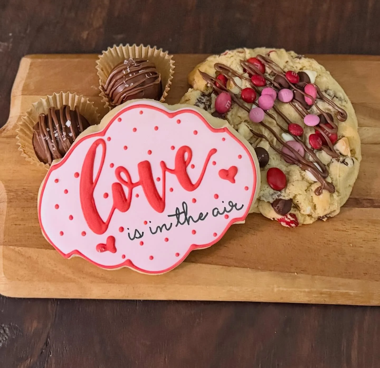 Gift boxes 💕

Each box includes one decorated sugar cookie, one quarter~pound salted chocolate chip M&amp;M cookie, two red velvet truffles&hellip;ready to gift to someone special! $12

These are perfect for teachers, kiddos, neighbors, friends, you
