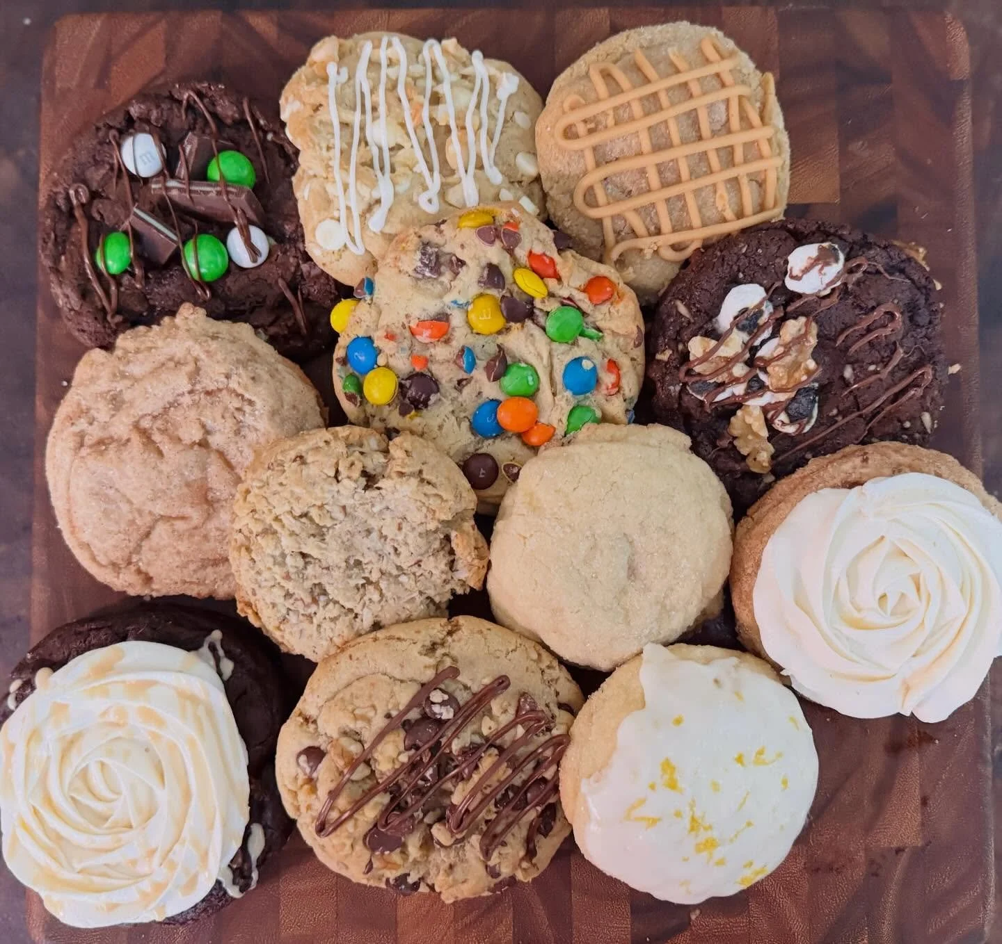 🍀March Cookie Menu🍀

Who wants a cookie?

☘️Heather~double chocolate mint
☘️White chocolate macadamia nut 
☘️Peanut butter 
☘️Rocky road
☘️Irish Dillon~toffee snickerdoodle with Jameson buttercream
☘️Ashley~lemon sugar with lemon glaze
☘️Chocolate 