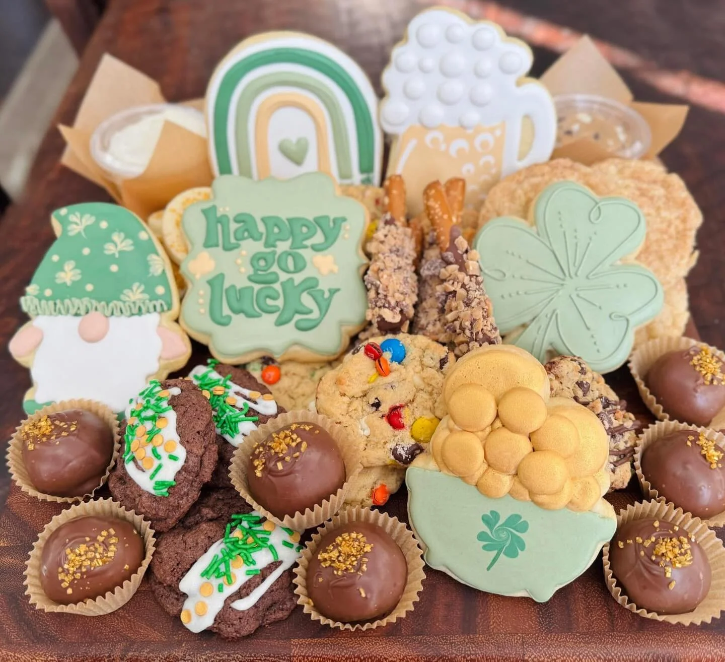 Ahhhh, St. Patrick&rsquo;s Day 🍀

You get me every year&hellip;the tradition, the butter, the whiskey, the colors 🤩

Charcookie box, decorated sugar cookies, gift boxes, paint your owns, and the Jameson cake&hellip;oh, that cake #swoon

Message me 