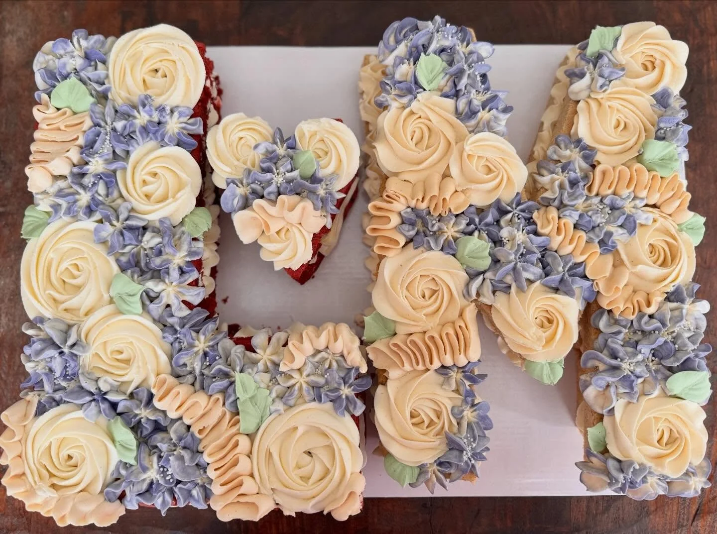 Love is in the air!!

A new engagement is such a wonderful thing to celebrate&hellip;and a double layer cookie cake is perfect when you have the whole family in on the surprise! 

This beauty is snickerdoodle on one side and red velvet on the other ?