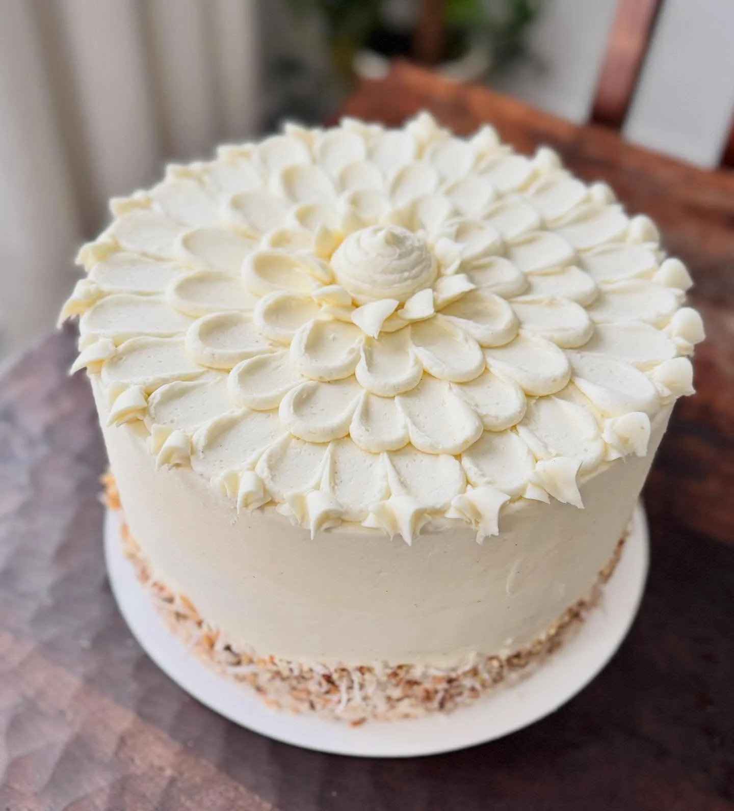 Made this extra large hummingbird cake for a very special birthday surprise!

A beautiful ten-inch, three layer cake filled with banana, pecan, pineapple, and coconut and surrounded with fluffy cream cheese buttercream frosting 🥰

#saltedsweetsbykee