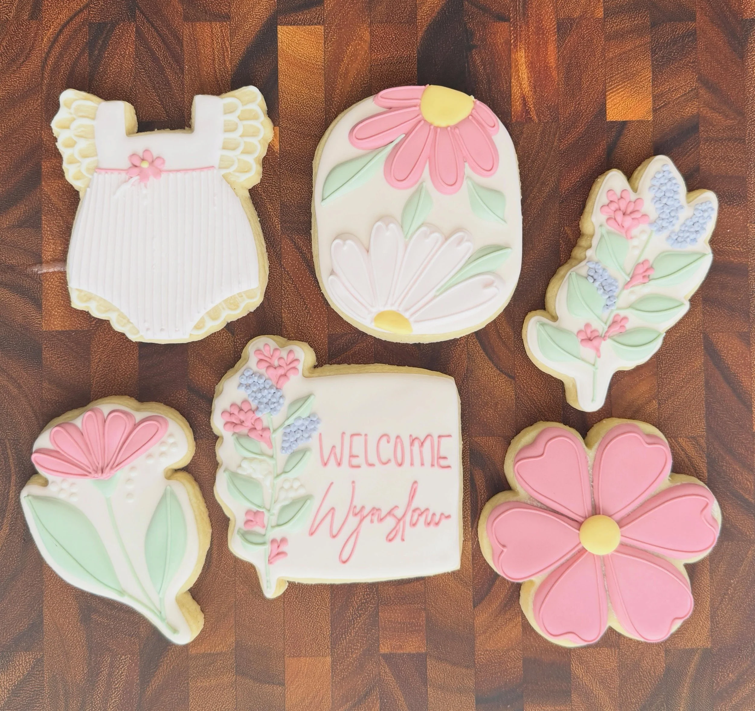 A quick little set to welcome Wynslow to the world! 

Congratulations and Happy Birthday! 💕

#saltedsweetsbykeely
#woodstockgabaker
#localcookier
#ForTheLoveOfCookies
#fortheloveofbabies