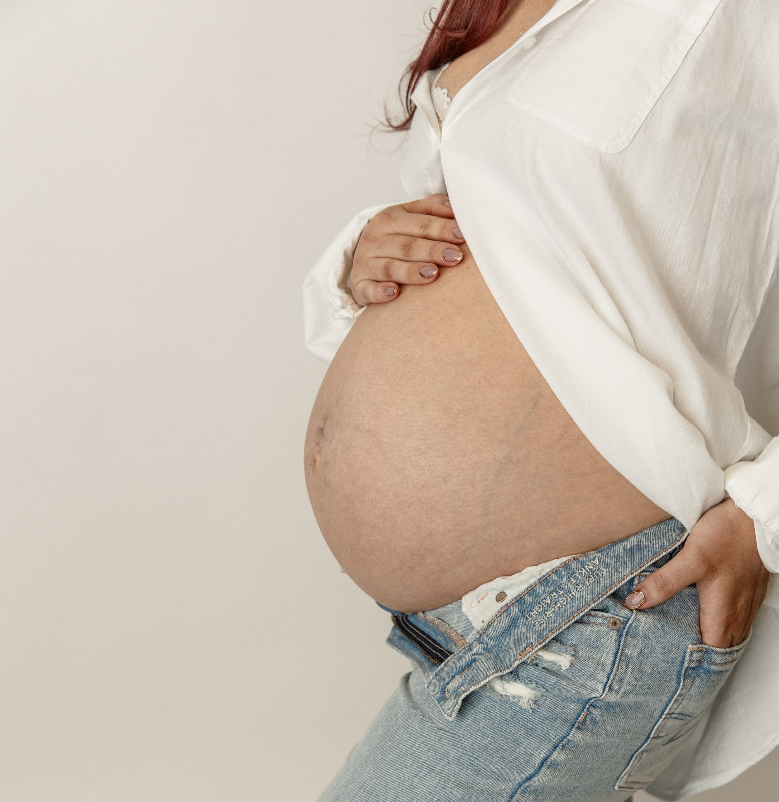 That glowing anticipation, radiant beauty, and undeniable bond. Let’s capture the start of your motherhood journey.
