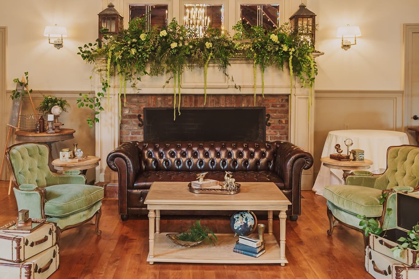 ✨🌿🧳✈️🌎🌿✨

Photographer: @brookewalshphotography 
Planning + Design: @eventful.byalexa 
Venue: @theoldfieldclub 
Florals: @cloverandthebees 
Calligrapher: @sadiebeandesigns 
Vintage Rentals: us 👋🏼