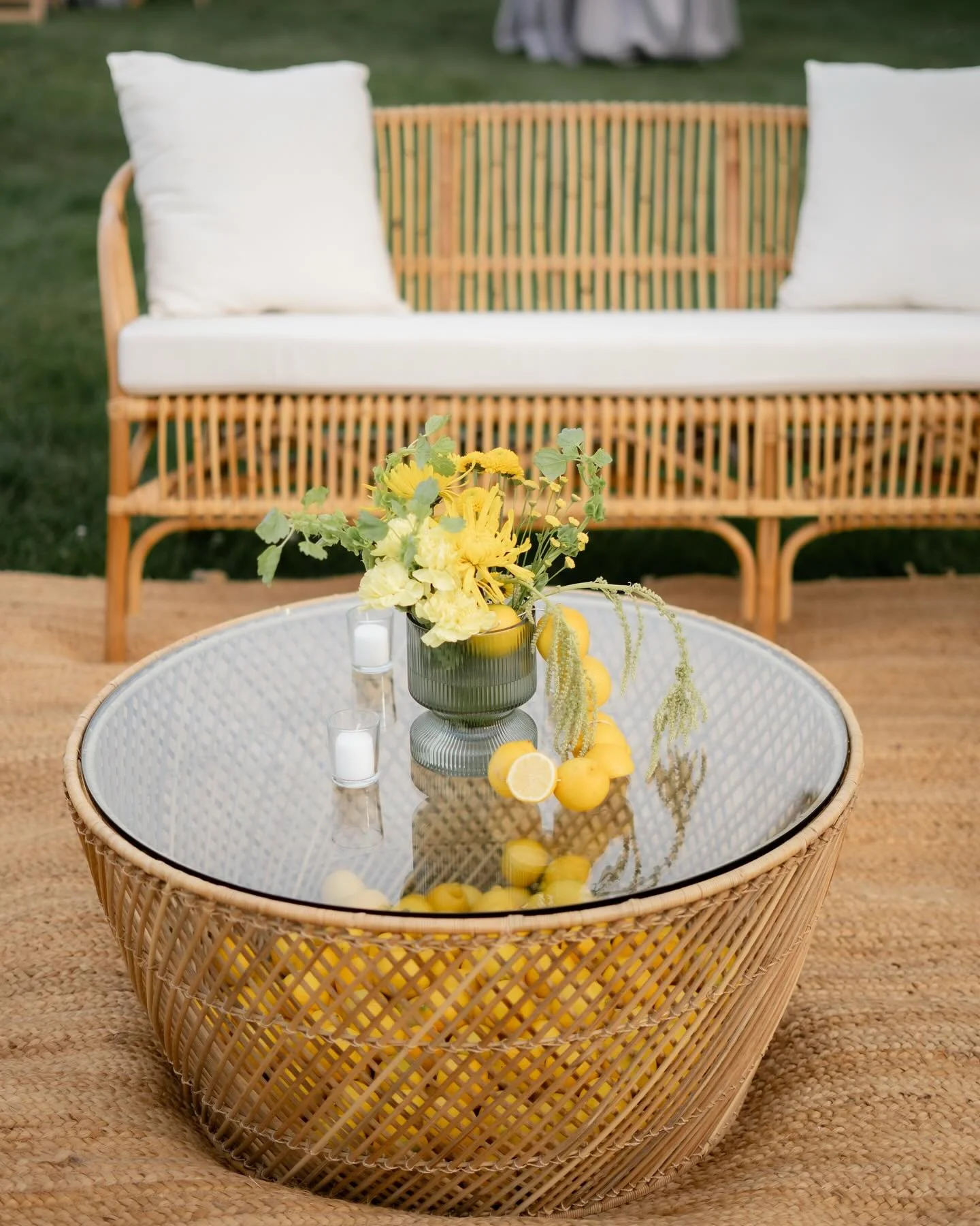 First time our coffee tables were filled with citrus + now I&rsquo;m envisioning this setup with every other fruit 🍋🍊🍋&zwj;🟩🍑🍎🍒
#nydiarose #syeventsinc #bellportsocial #florablue.studio #bellportbeachball2025 #bellportbeachball #boysandgirlscl