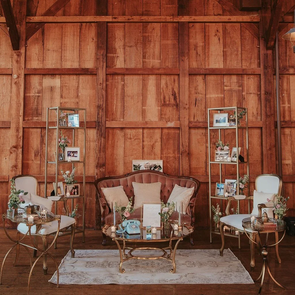 ✨✨✨

Photographer: @tonybizetaphoto for @mjcimage_ 
Coordinater: @foreverandadaycoordination 
Florist: @dalsimerspitzandpeck 
Vintage Lounge: us 👋🏼
Venue: @barnatbethpage