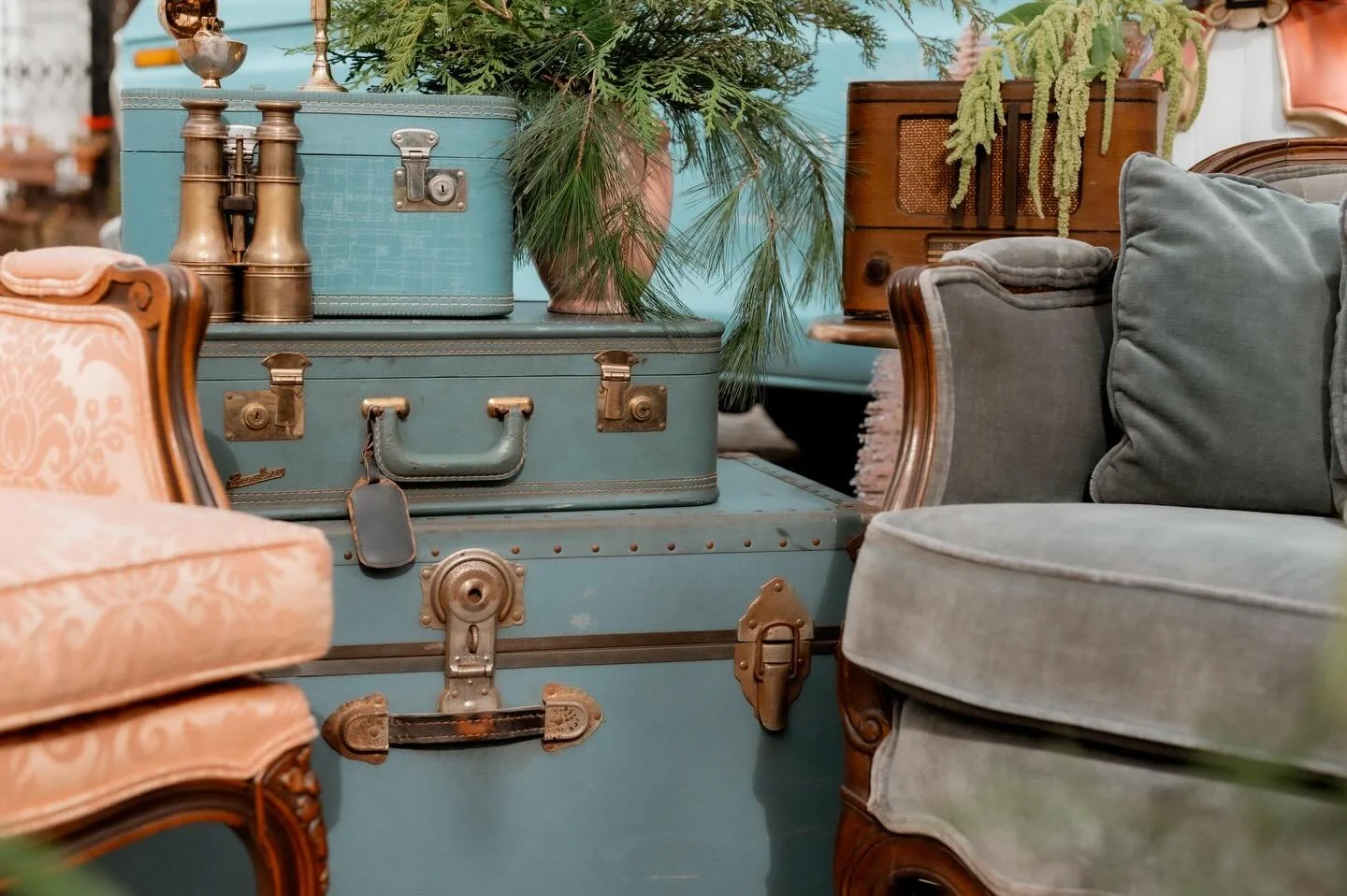 When the furniture tells it&rsquo;s own story 🧳✈️🌿

Photographer: @leannesdisco 
Florist: @hometownflowerco 
Vintage Rentals: us 👋🏼
Venue: @vanderbiltmuseum @vanderbiltweddings