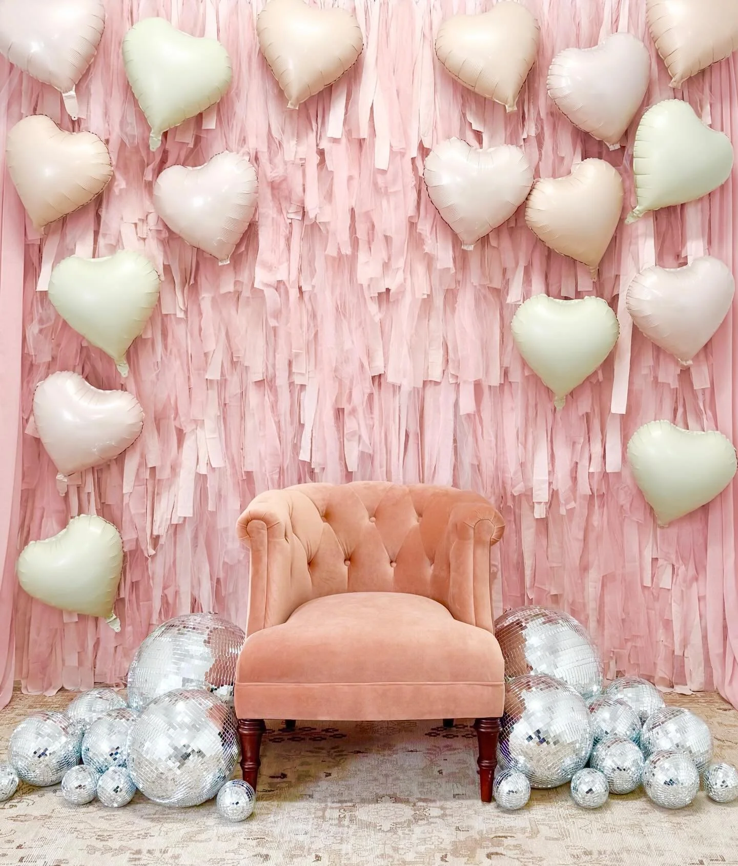 I love a good streamer fringe wall + went full girlie dance party on this one 💅🏻🪩💘. This is one of three setups for our Valentine&rsquo;s Mini Sessions running until Sunday 2/15.  Email us to book a session!
💌: info@earlybirdvintage.com

Thinkin