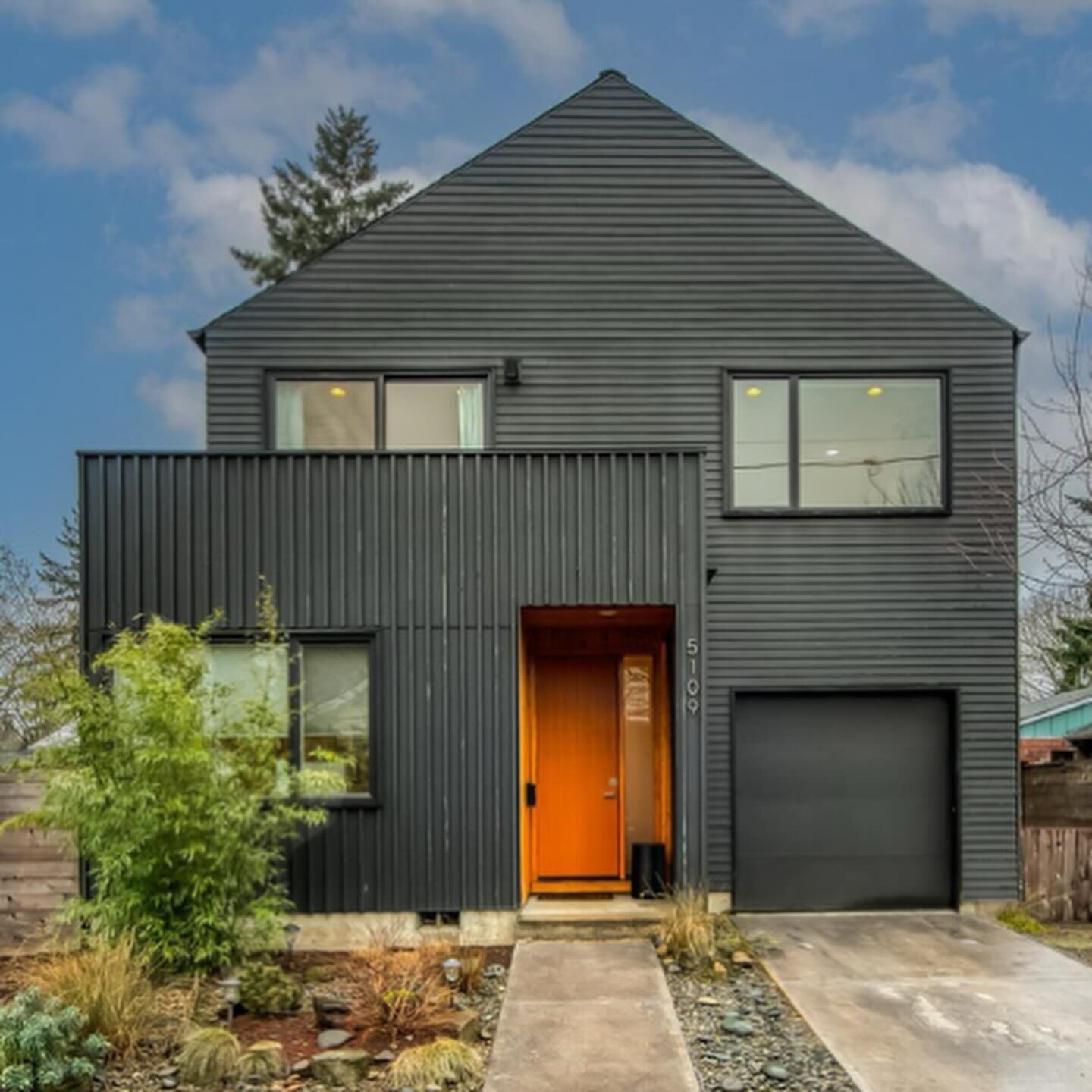 I took a sunny walk after showing this house I&rsquo;d be completely chuffed to call home. It took me less than 10 on foot to reach @st.francisicecream @offthegriddlepdx @breadandrosesmarket @unlimited_ipa @barcarlopdx @kitchenculturepdx and all the 