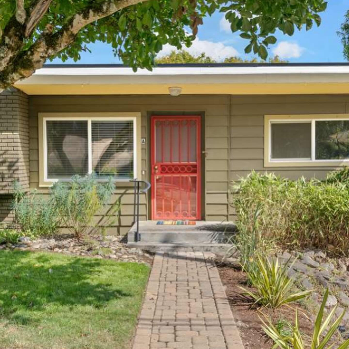 This one level MCM hit my inbox just now and it&rsquo;s just sweet and interesting and honestly perfect for living small but not too small. 

New roof, sewer, and electrical panel too!

2 bed | 1 bath | 1,018 square feet | 450,000 

Listed by @eggert