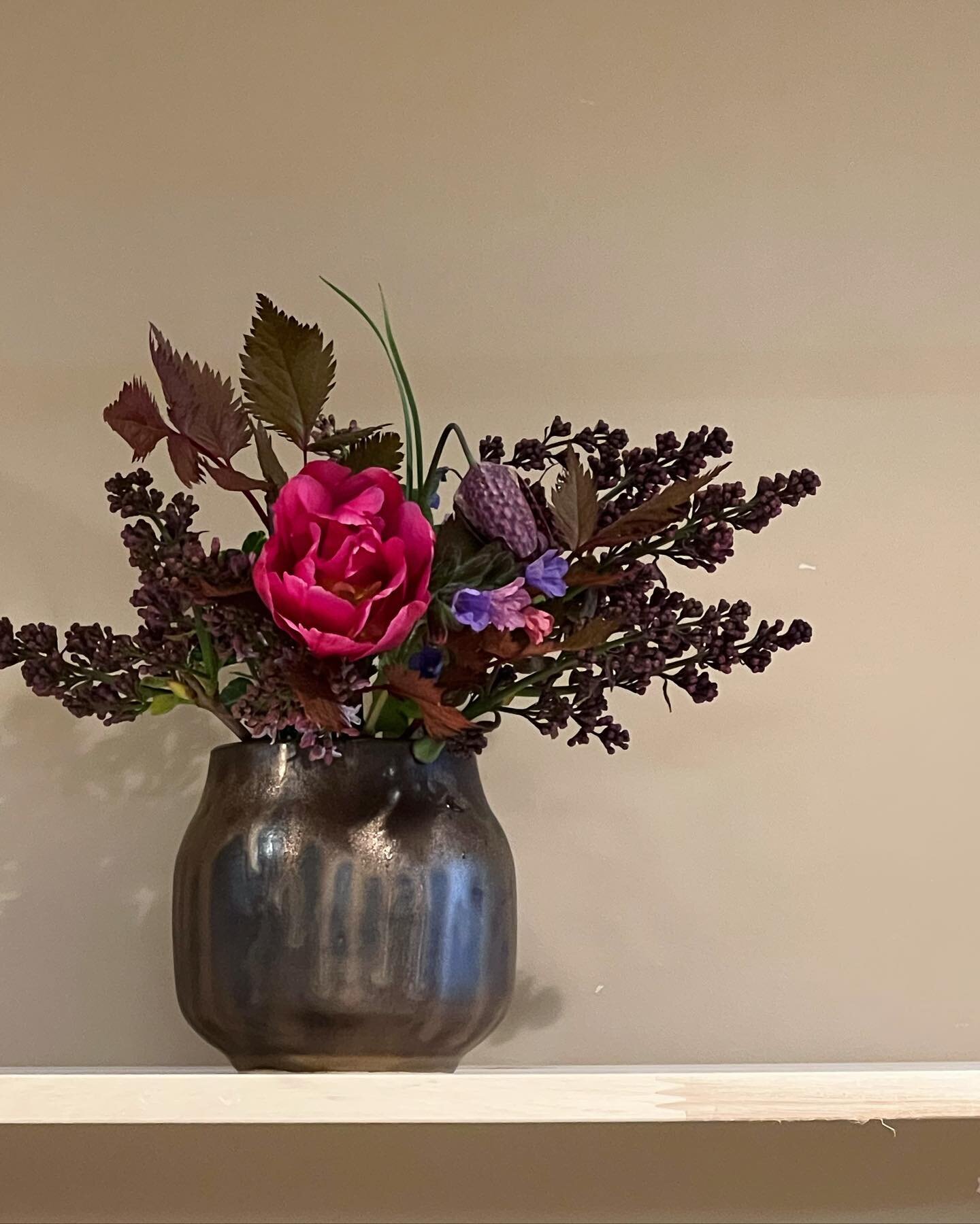 Maiblomster i selvlaget vase🌺🌿 &Aring; lage vaser i keramikk og plukke blomster i hagen er en perfekt kombo - og den aller beste gaven til en venn syntes n&aring; jeg🤩