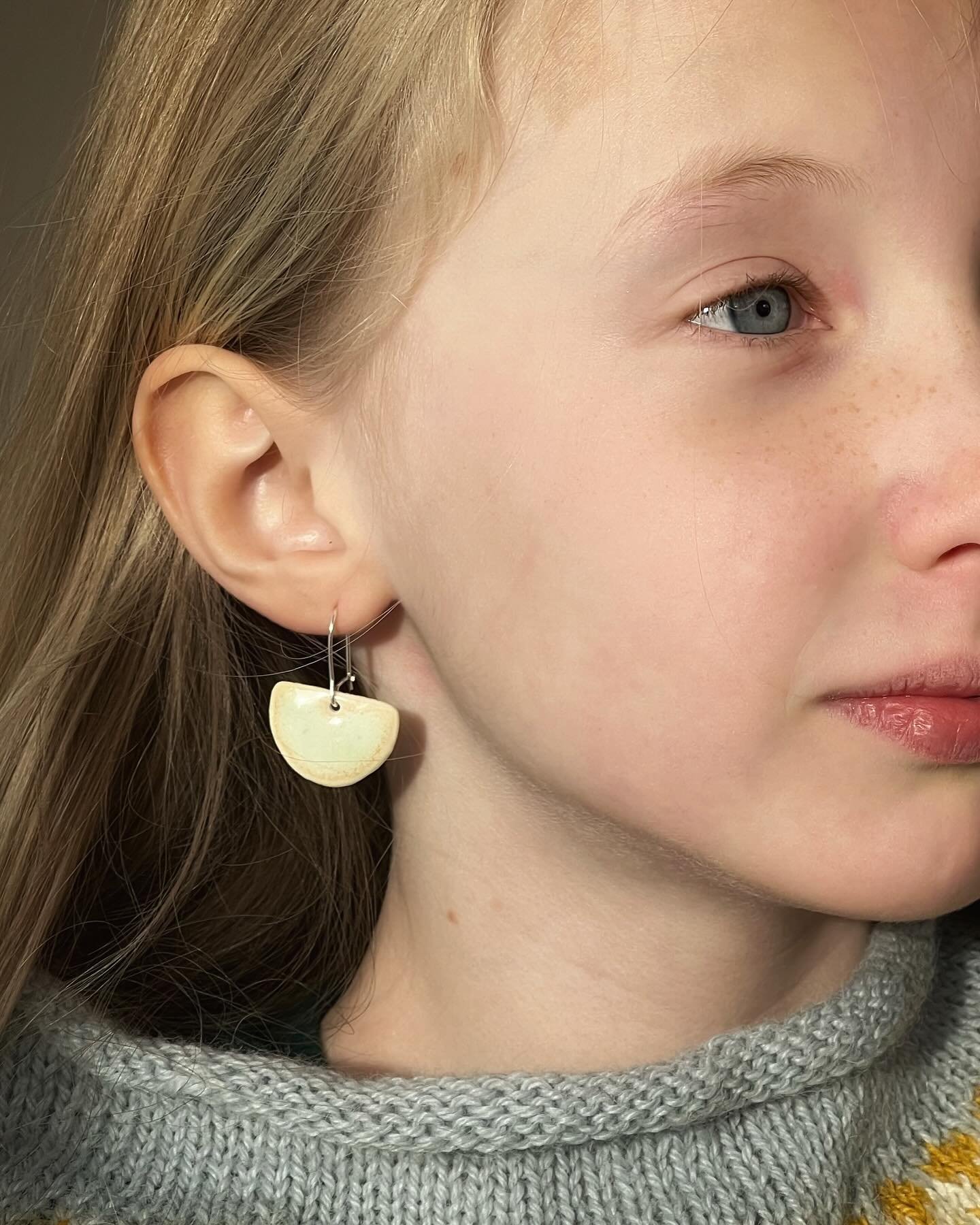 Jeg har laget &oslash;redobber til eget bruk i flere &aring;r. N&aring; har jeg laget opp en liten serie som jeg tar med til @designernesjulemarked p&aring; @kunstsilo neste helg✨ Anheng i s&oslash;lv. Takk til min kule niese for at hun ville v&aelig