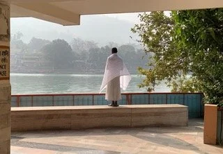 Un homme seul regardant en direction du Gange en Inde