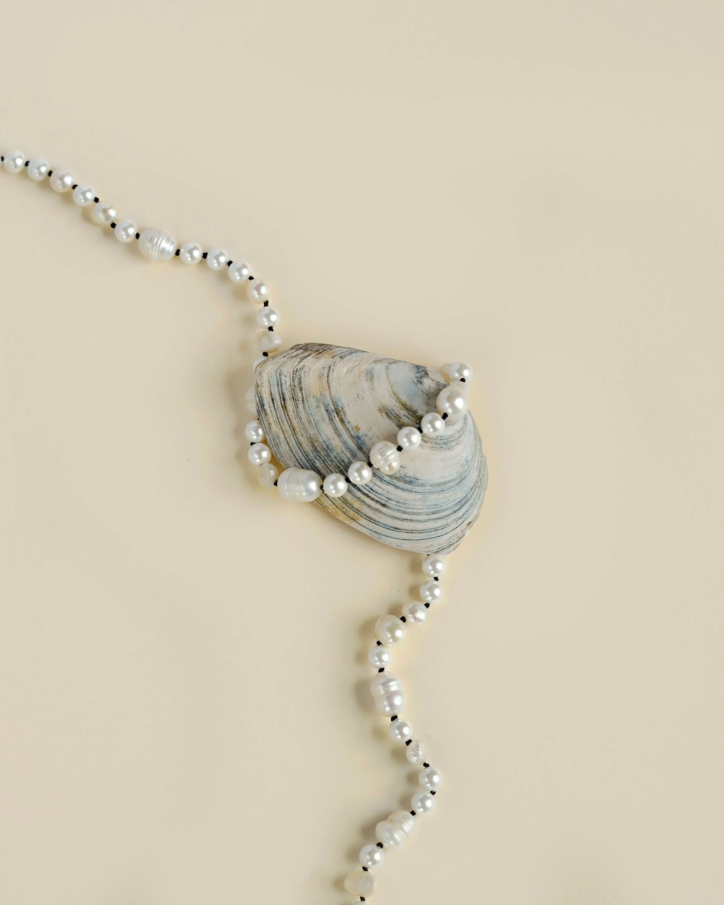 Nodo_pearl_necklace_.black.jpg