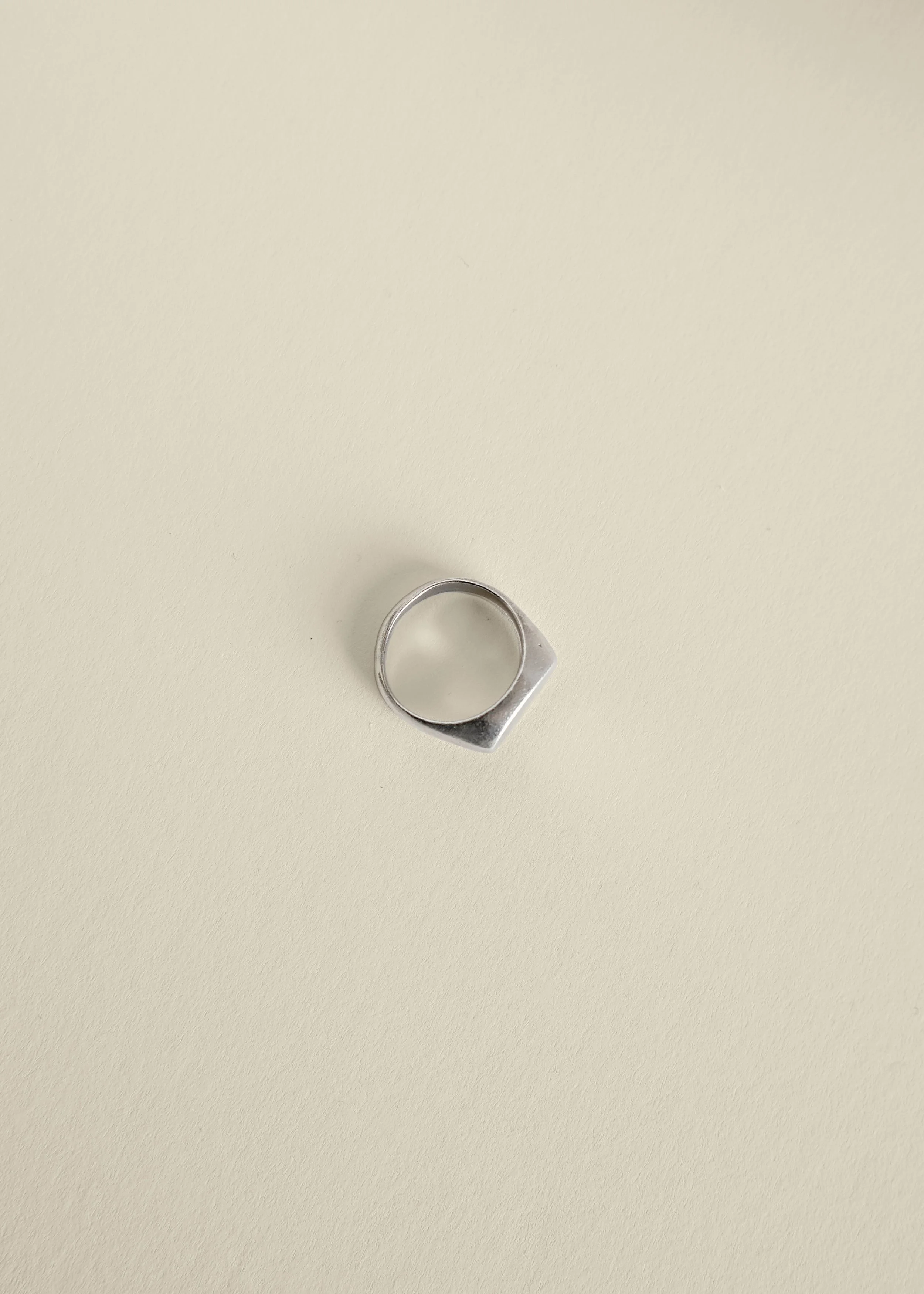 Nodo_oval_signet_ring_silver_s.jpg