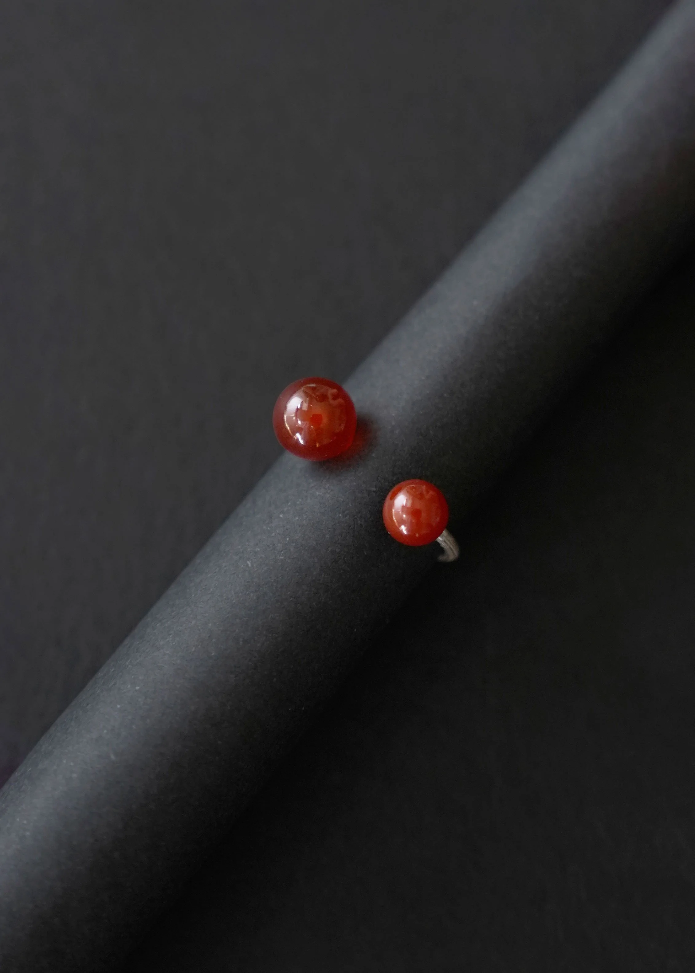 Nodo_dot_open_ring_cornelian.jpg