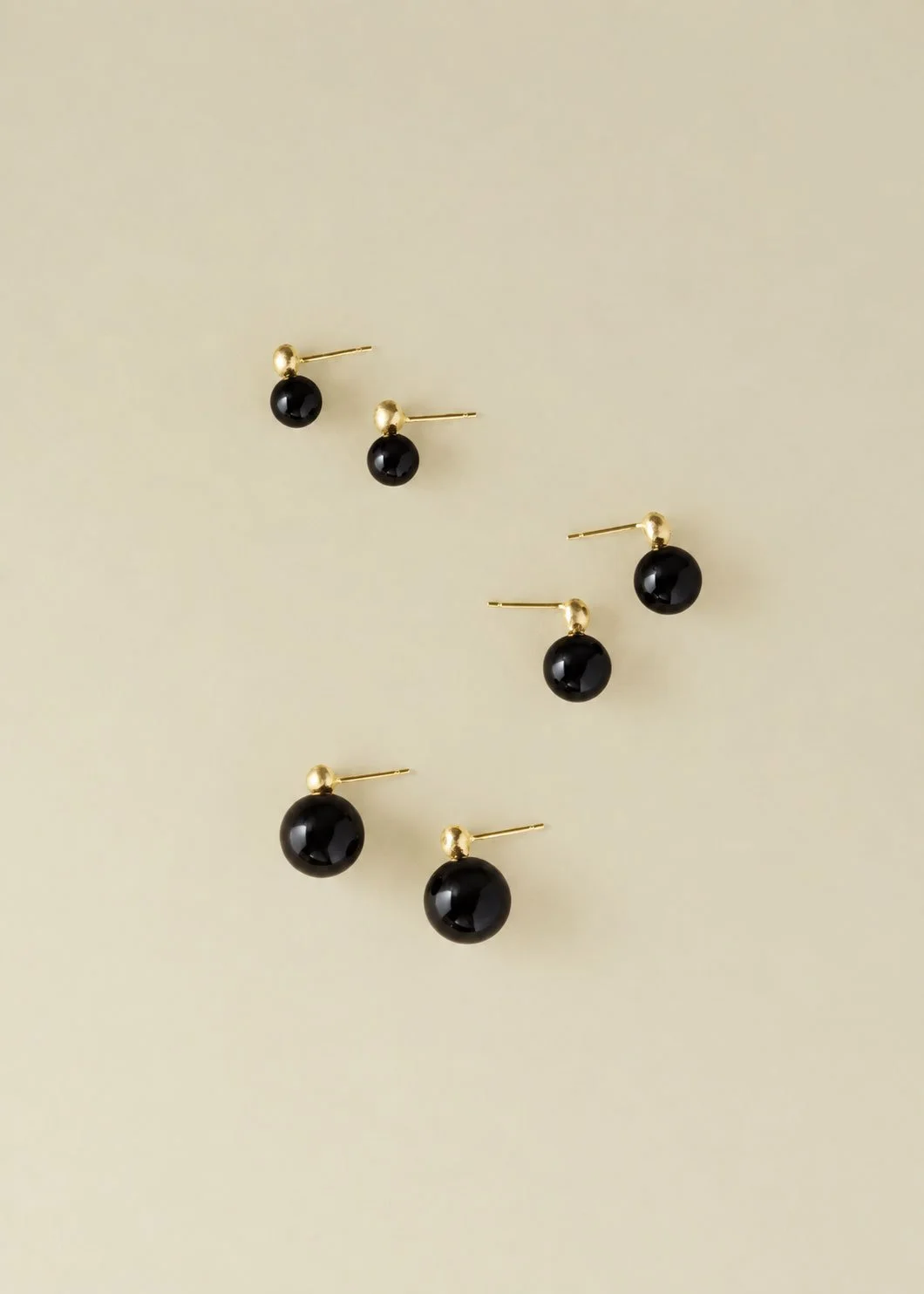 Nodo_dot_earrings_gold_onyx.jpg