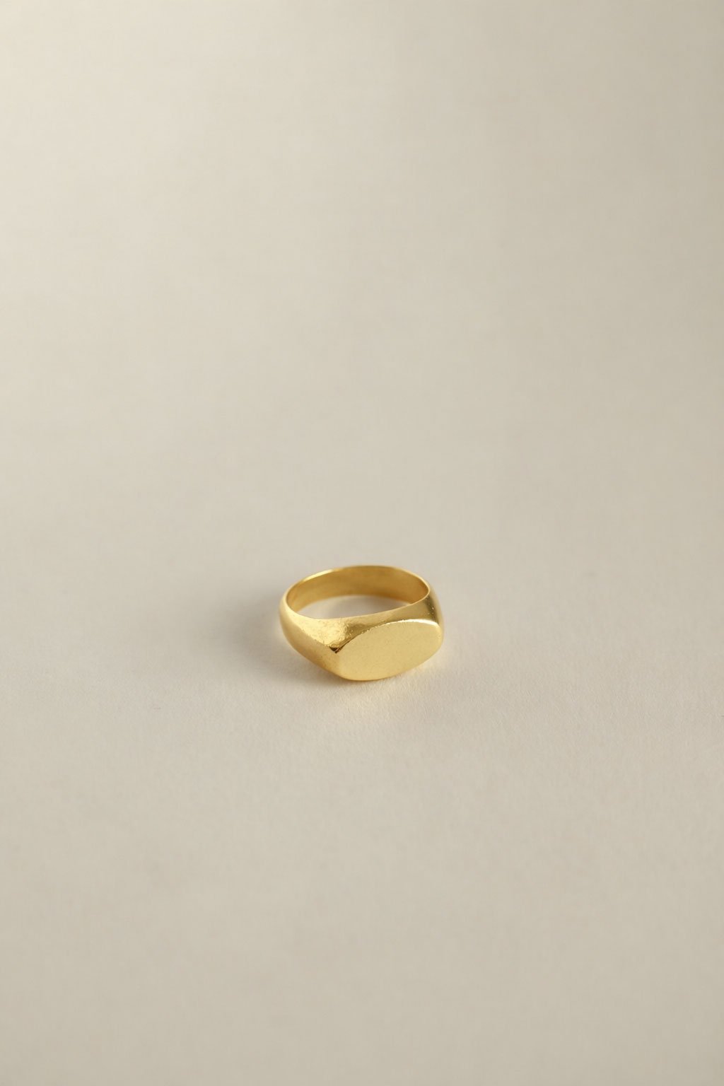 Nodo_oval_signet_ring_gold.jpg