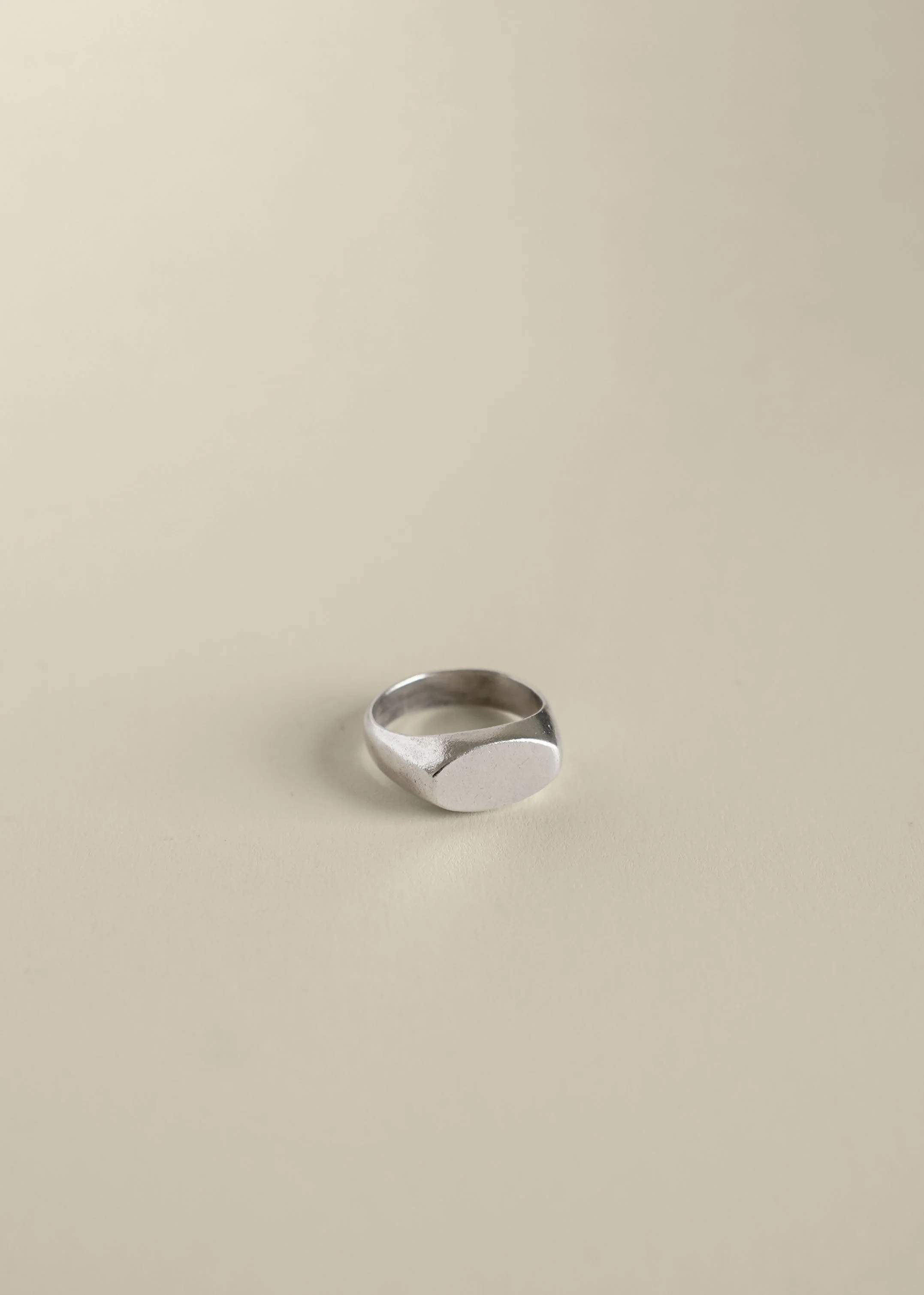 Nodo_oval_signet_ring_silver.jpg