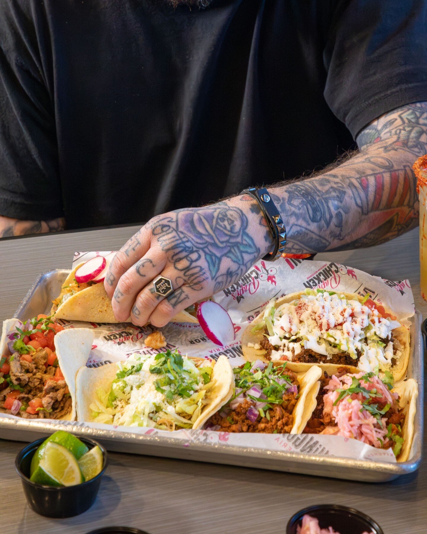 Tag your bestie who would finish this tray of tacos with you ⬇️

#chingontaqueria #bechingon #lelandnc #wilmingtonnc #taqueria #mexicanfood #comidamexicana #lelandfood #wilmingtonfoodie
