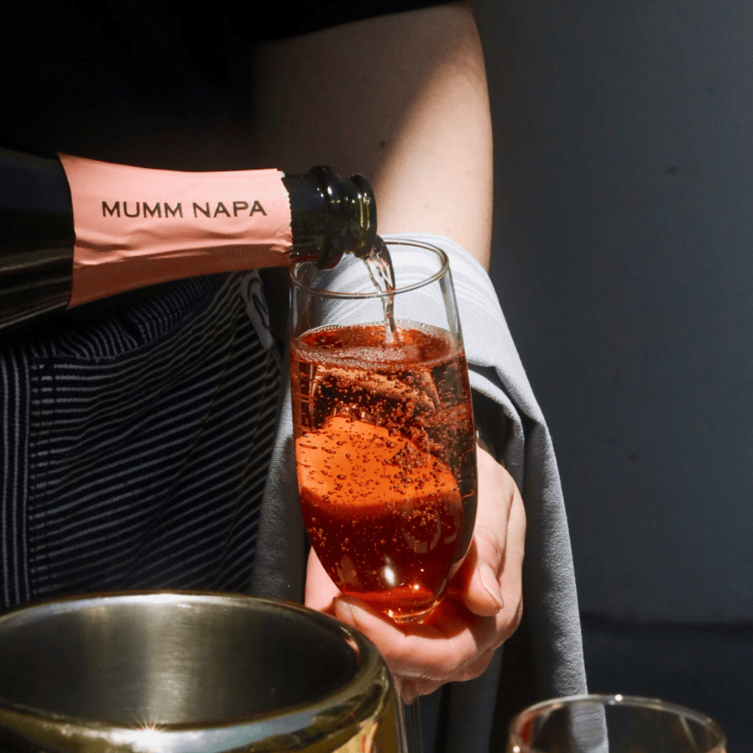 moet rose pour.png