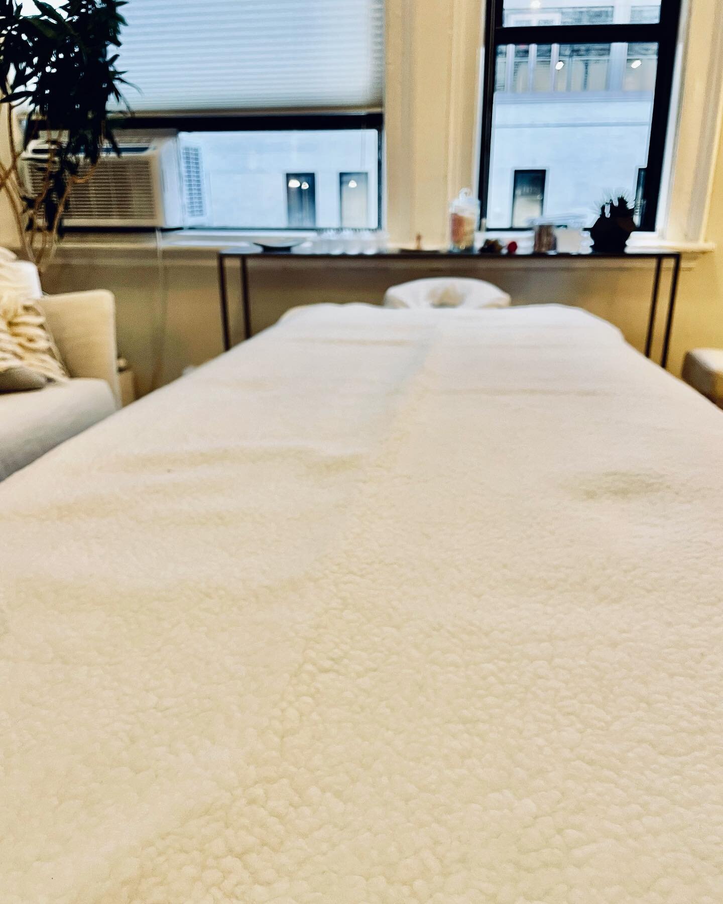 A heat pad on the bed makes you get relaxed while you&rsquo;re getting acupuncture treatments :) 
Welcome you to come and feel the warmth of awaken acupuncture :) 

#wintersession#acupuncture#manhattan#midtown#opensaturdays#heatpadon#painrelief#stres