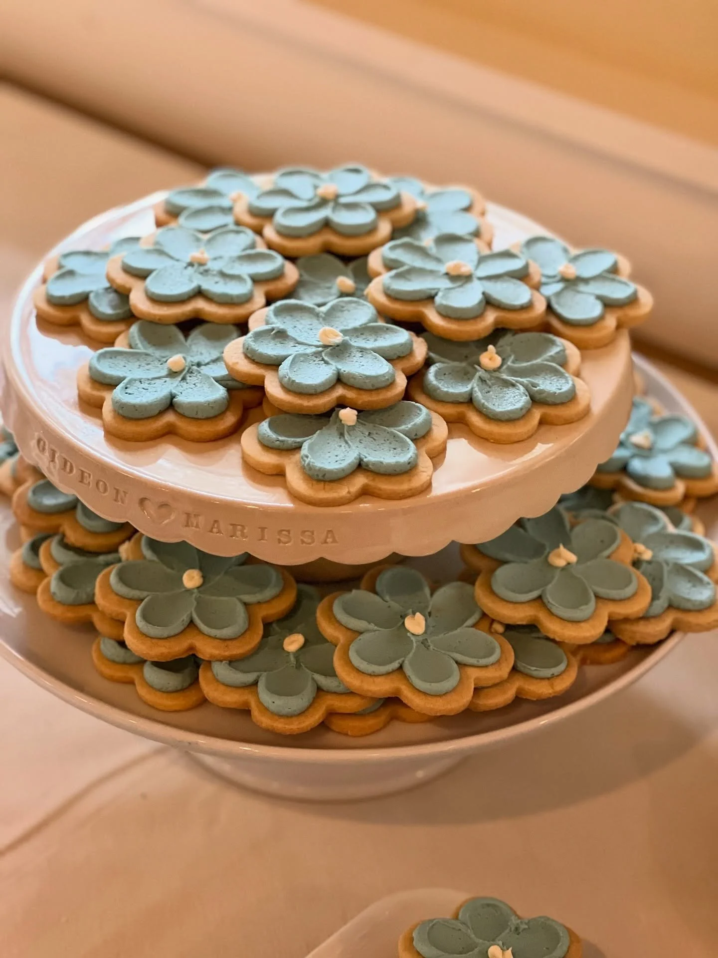 Made 200 of these cuties last week 🌸
.
.
.
#bakemeveganjh #vegan #veganbaking #plantbasedliving #plantbaseddiet #plantbasedcake #love #eatvegan #bakemevegan #jacksonhole #jhdreaming #jacksonwycakes #cakesofwyoming #jhcakes #destinationcake #jacksonh