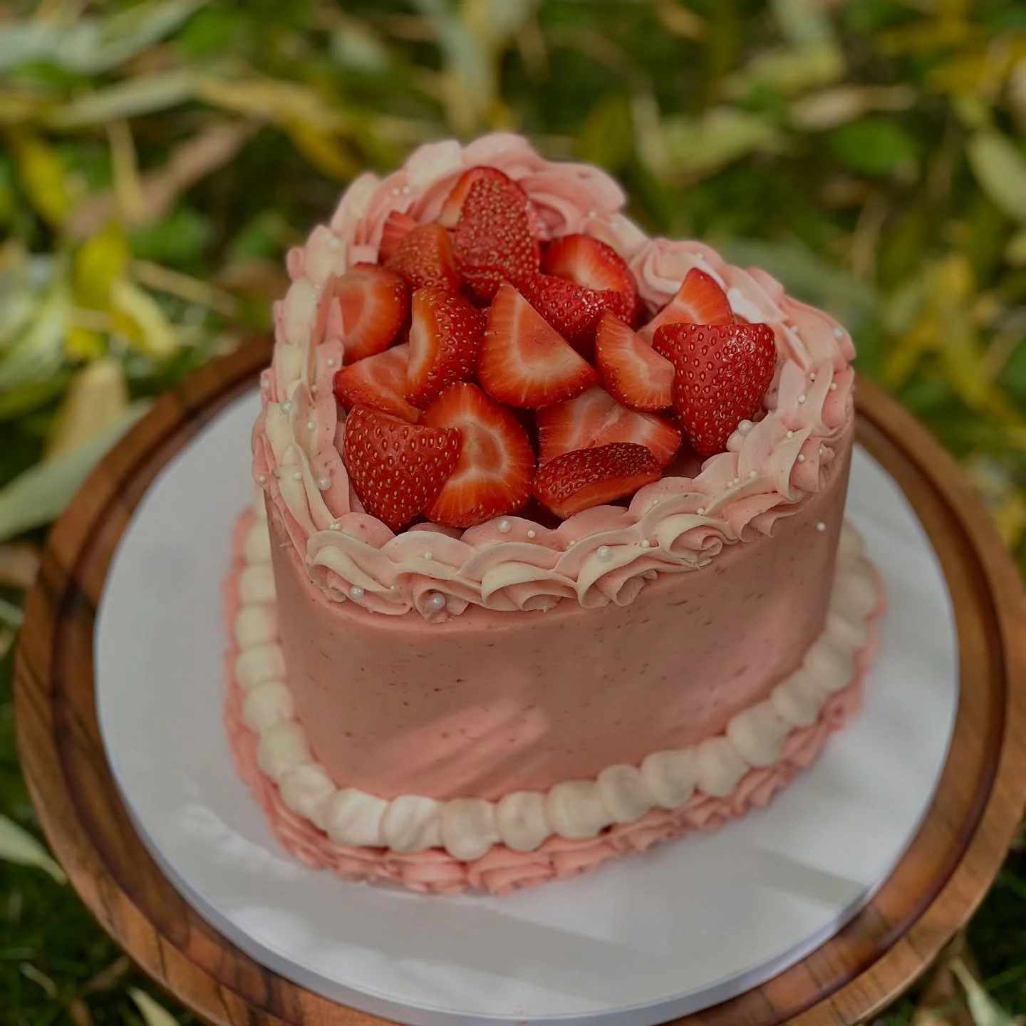 GF Vanilla cake, chocolate ganache filling &amp; strawberry buttercream 🍓
.
.
.
#bakemeveganjh #vegan #veganbaking #plantbasedliving #plantbaseddiet #plantbasedcake #love #eatvegan #bakemevegan #jacksonhole #jhdreaming #jacksonwycakes #cakesofwyomin