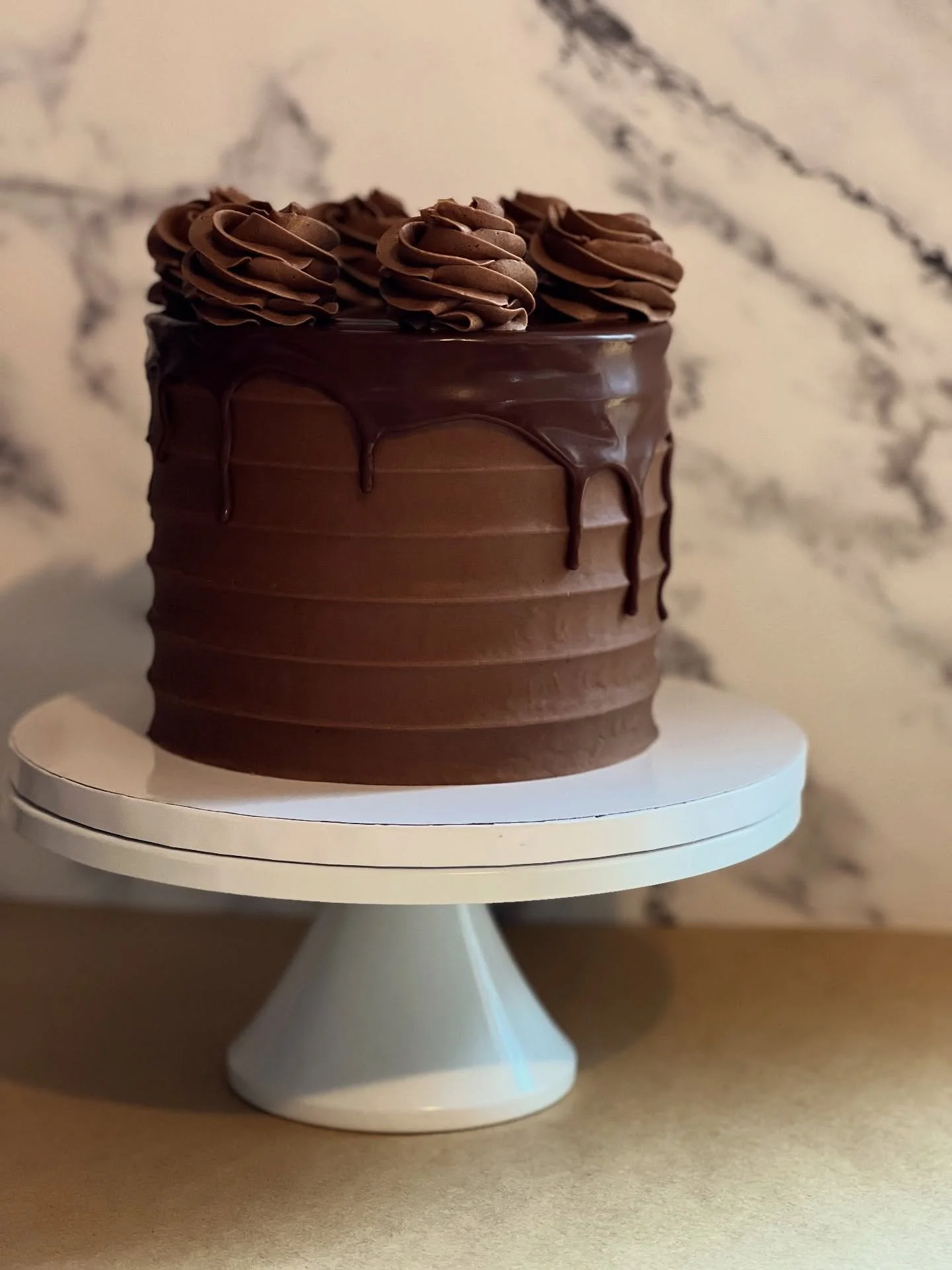 Can&rsquo;t help but be a bit dramatic with a chocolate cake. This cakes secret is that&rsquo;s it&rsquo;s actually vanilla underneath! Love me some chocolate/vanilla combo! 
.
.
.
#bakemeveganjh #vegan #veganbaking #plantbasedliving #plantbaseddiet 