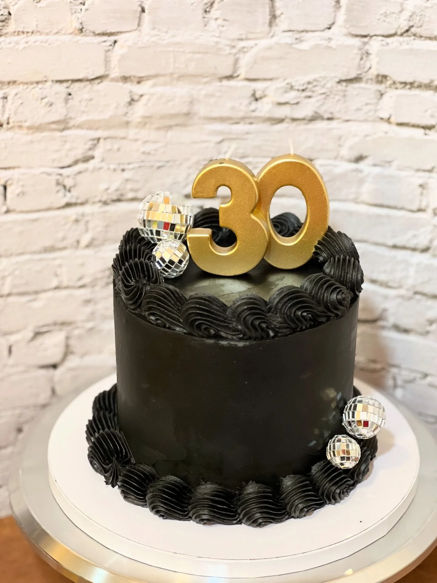 So I think I&rsquo;m in love with black cakes now?
.
.
.
#bakemeveganjh #vegan #veganbaking #plantbasedliving #blackbuttercream