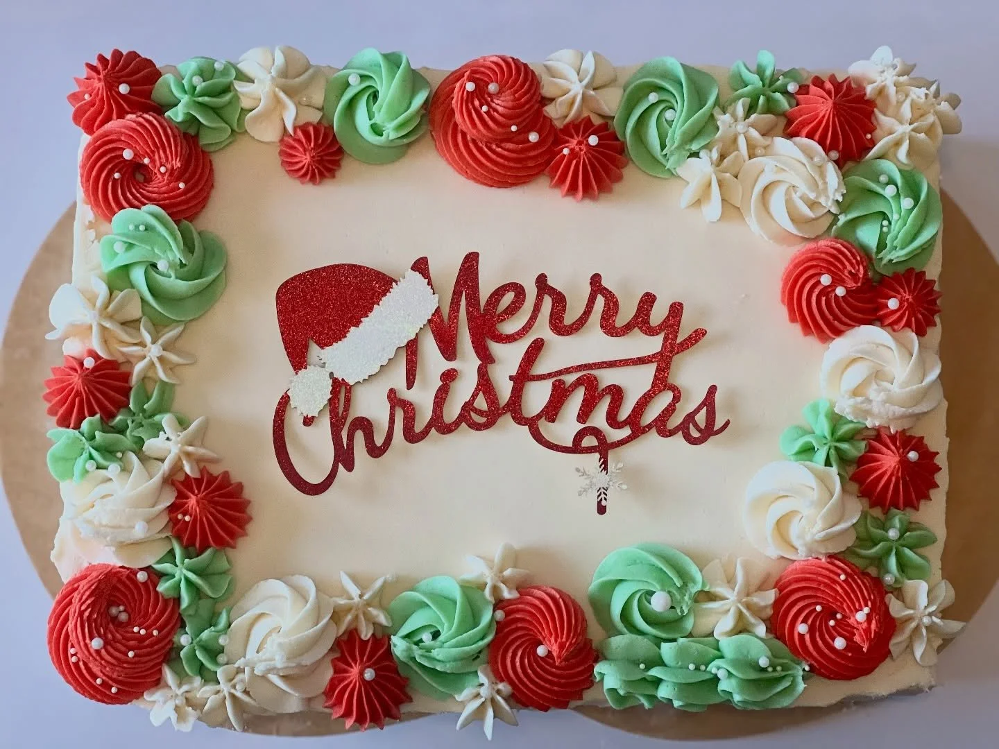 🎄Merry Christmas🎄Whatever you celebrate, I&rsquo;m sending you warm hugs and lots of sugar. I hope you get do one thing that brings you happiness this holiday season, and maybe have a bite of cake 🍰 
.
.
.
#bakemeveganjh #vegan #veganbaking #vegan