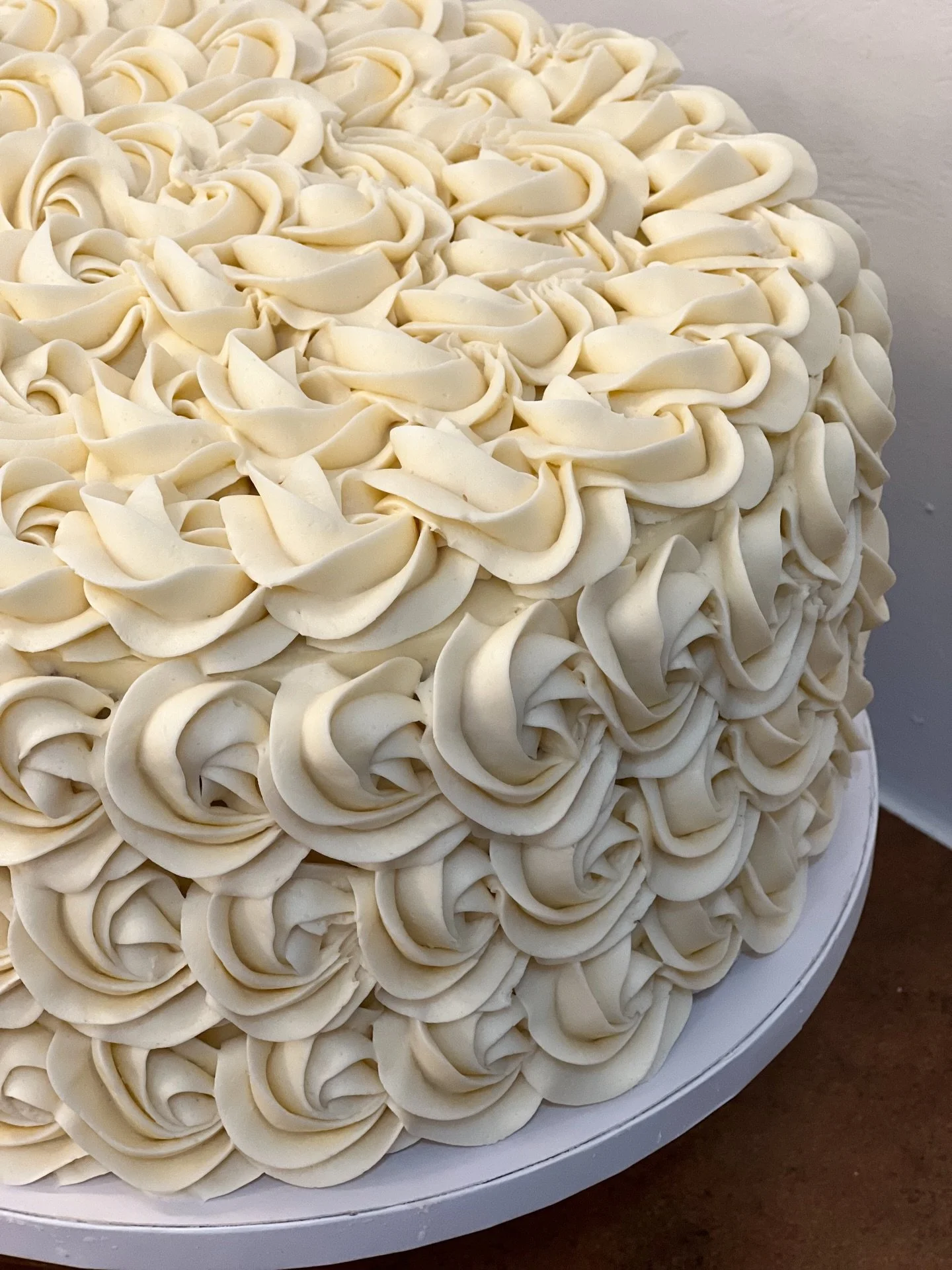 ✨✨✨
.
.
.
#bakemeveganjh #destinationcake #veganbirthdaycake #pipingskills #jacksonhole