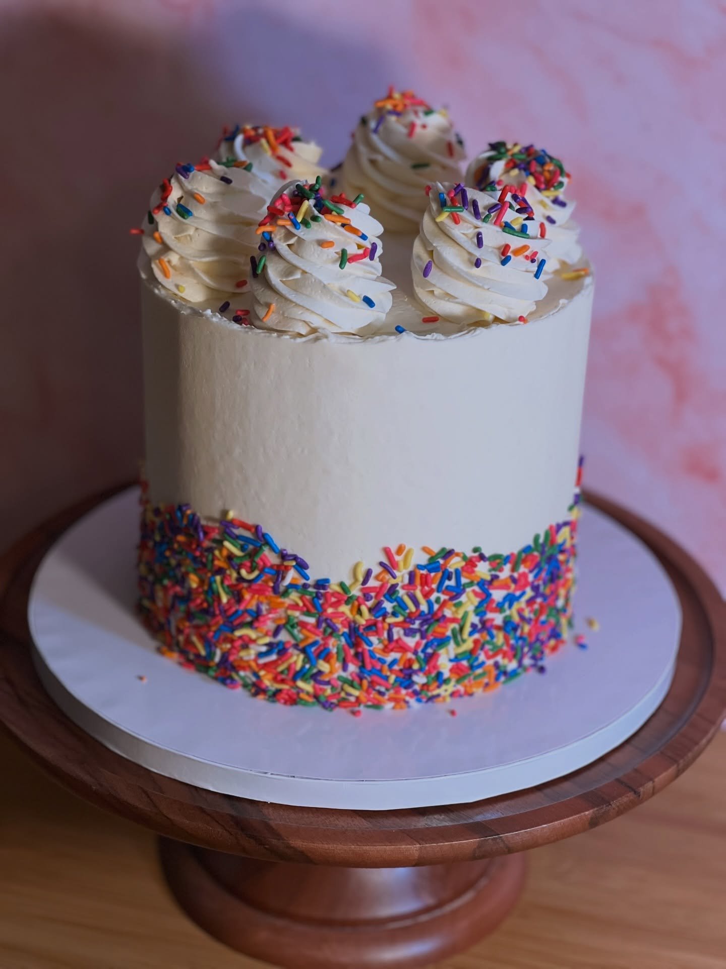 🌈 Sprinkles 🌈
.
.
.
#bakemeveganjh #glutenfreeveganfunfetticake #sprinkles #vegancake @dishingjh