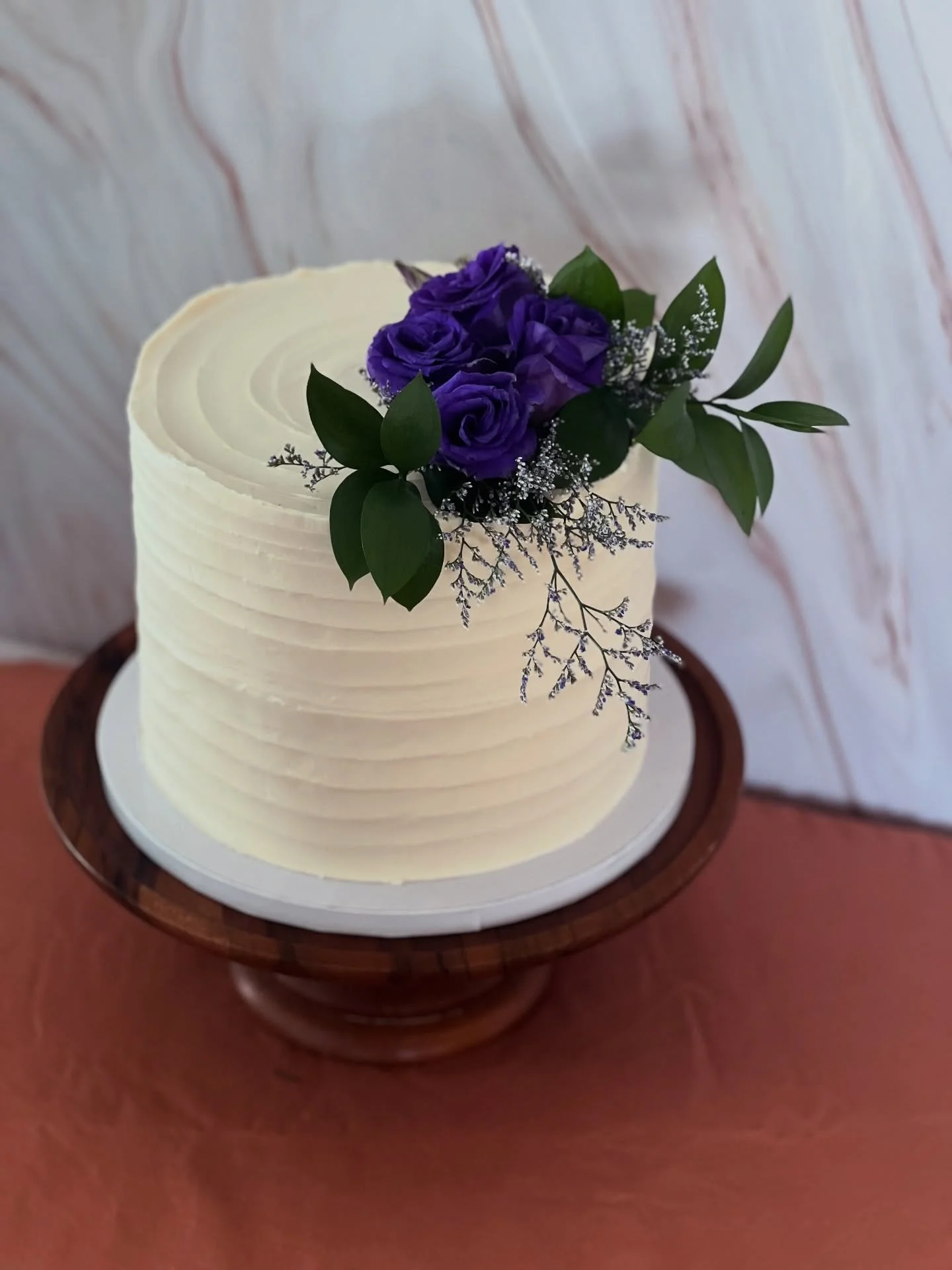 Simplicity at its finest ✨
Raspberry cake, raspberry compote, vanilla buttercream.
.
.
.
#bakemeveganjh #vegancakes #jacksonholeweddingcake #weddingcake