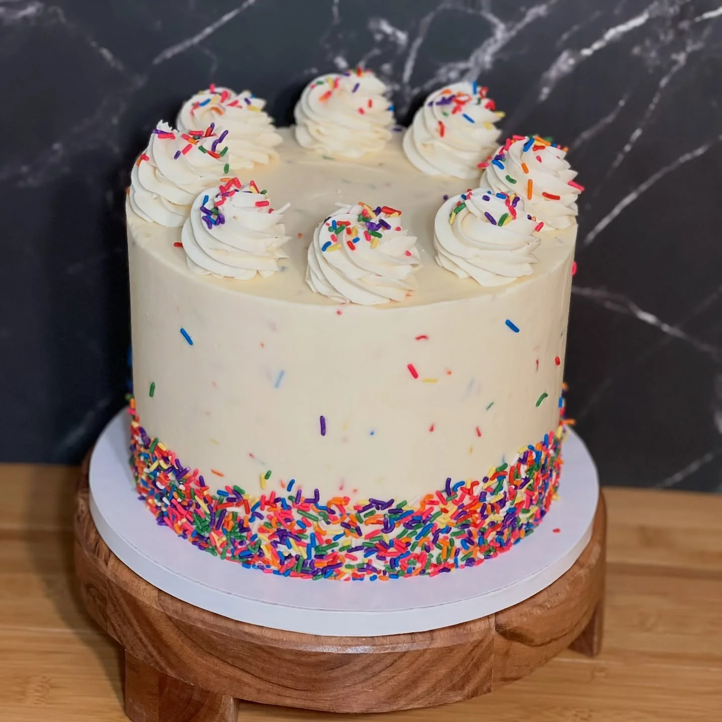 You could say I&rsquo;m a sucker for a good looking cake, but anyone else have a *sweet* spot for a classic birthday cake? 👋 I sure do! 
.
.
.
#veganbirthdaycake #cakewithsprinkles #jacksonholecakes #vegancake