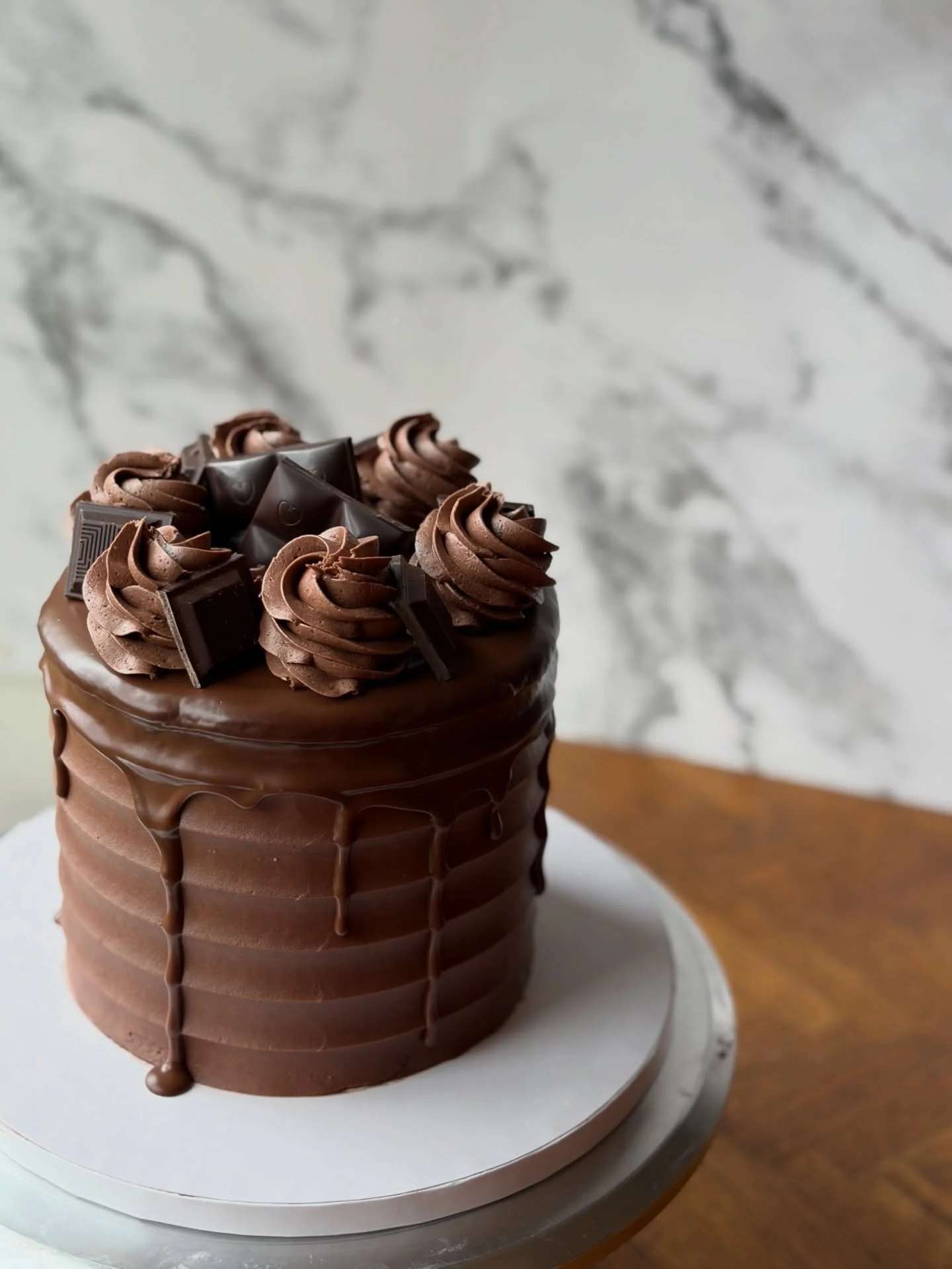 ✨ What chocolate dreams are made of ✨
.
.
.
#bakemeveganjh #chocolatecake #destinationcake #veganglutenfreecake #jacksonholecake